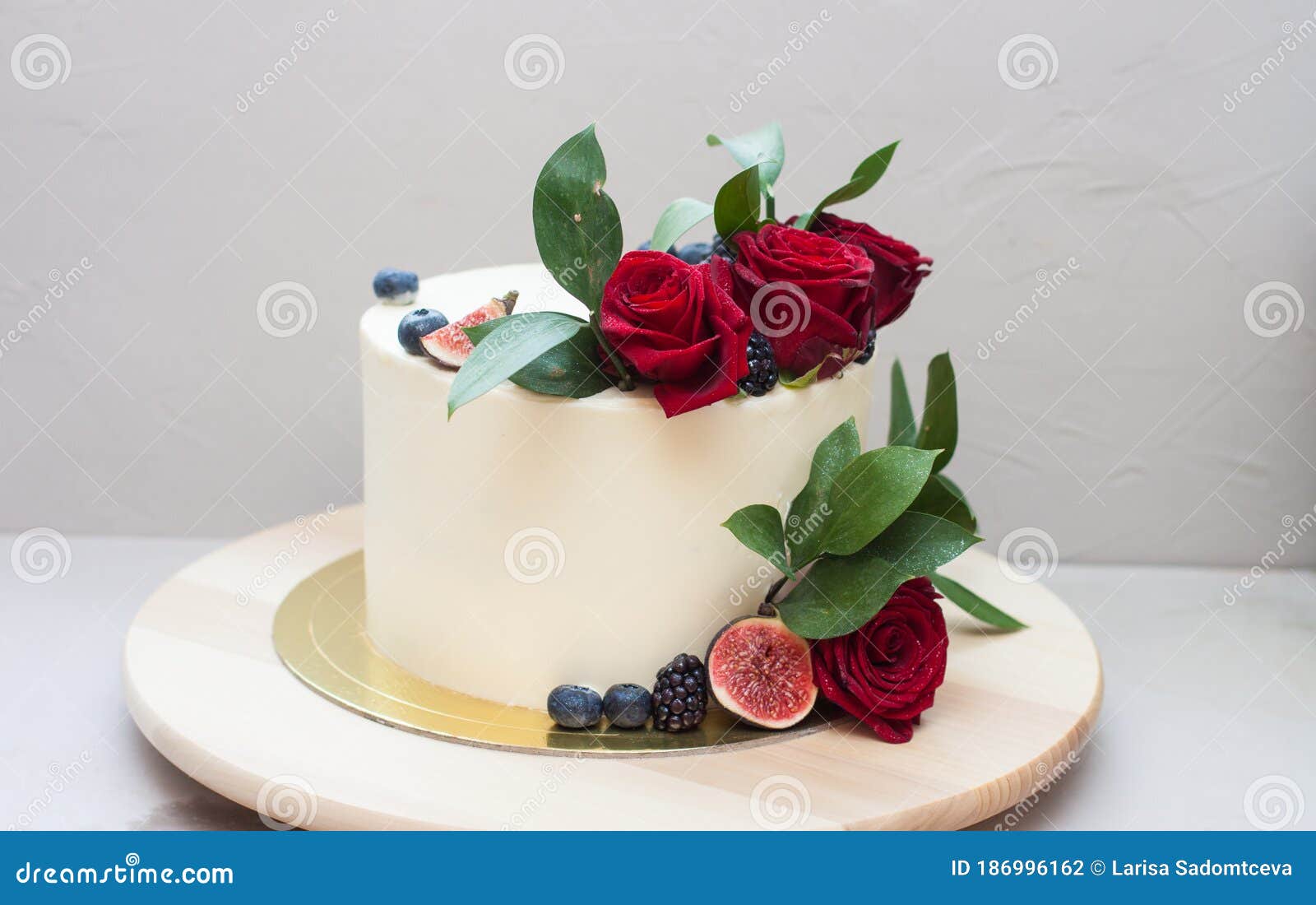 Torta De Boda Elegante Decorada Con Rosas Rojas Frescas Hojas Verdes Higos  Y Arándanos. Fondo Gris Claro Foto de archivo - Imagen de cereza, rojo:  186996162