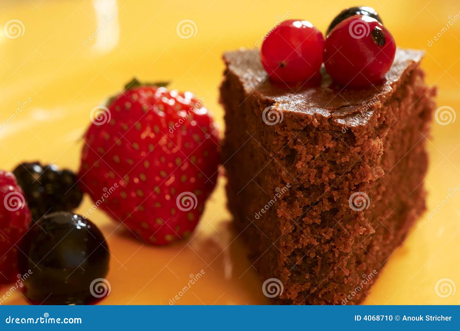 Pedazo de torta de chocolate con las frutas rojas