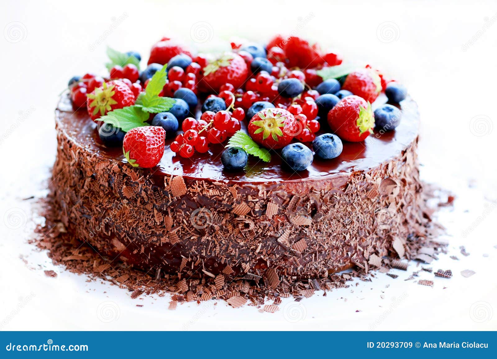 Pastel De Chocolate, Decorado Con Frutas Imagen de archivo - Imagen de  chocolate, fresas: 20293709, image size:1600x1157