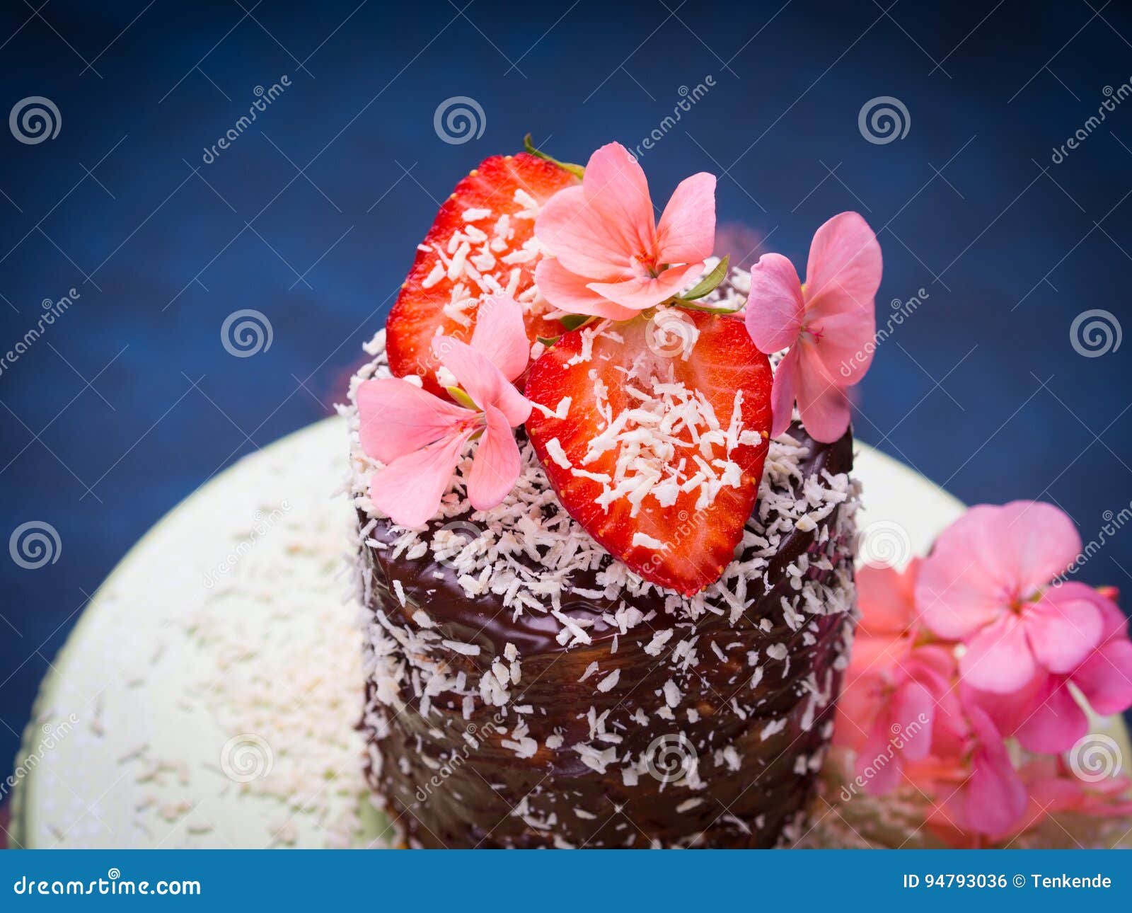 Torta De Chocolate Con La Decoración De La Flor De La Fresa Foto de archivo  - Imagen de coco, fondo: 94793036