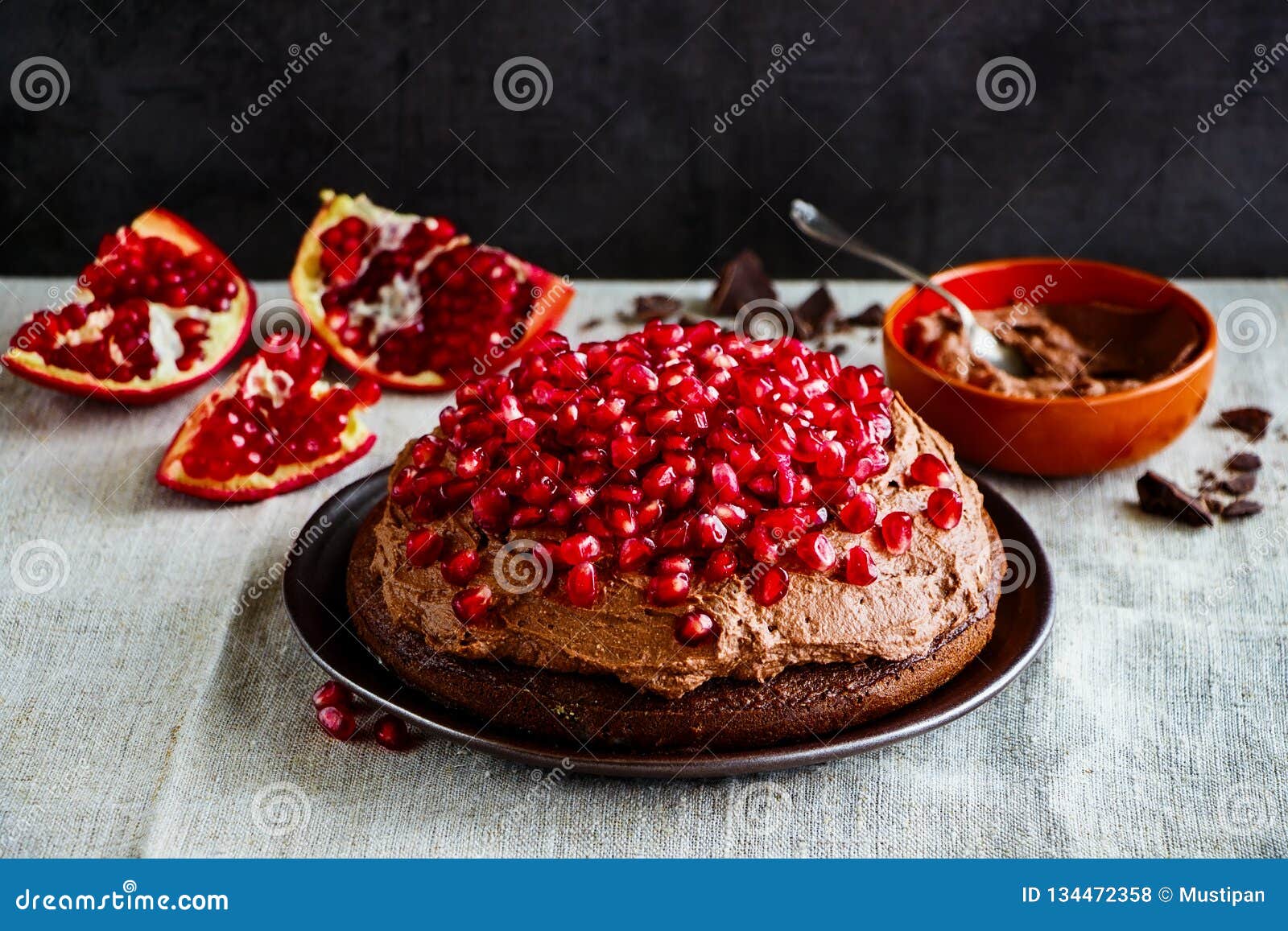 Torta De Chocolate Con La Granada Foto de archivo Imagen de foco