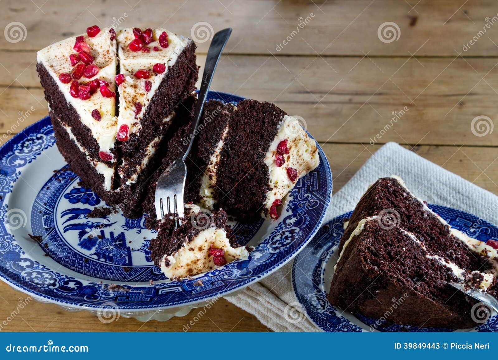 Torta De Chocolate Con La Granada Imagen de archivo Imagen de hornada