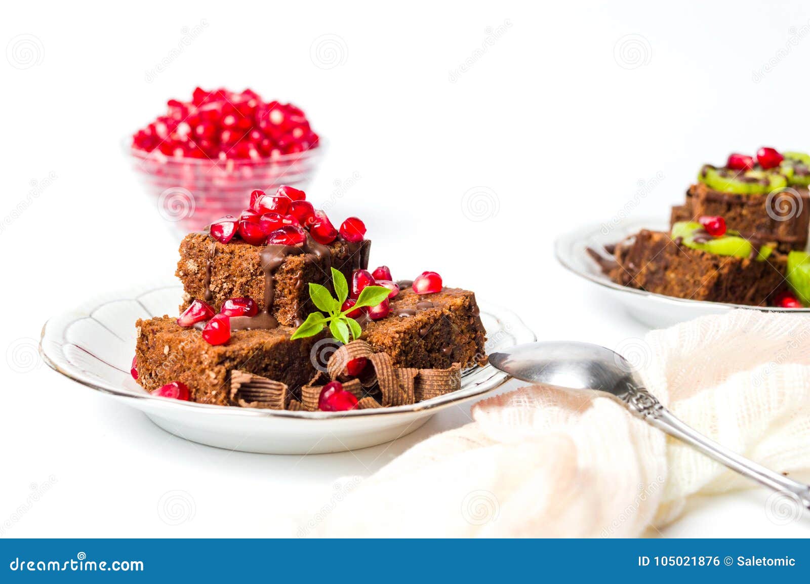 Torta De Chocolate Con La Granada En Una Placa Foto de archivo Imagen de granada, agricultura