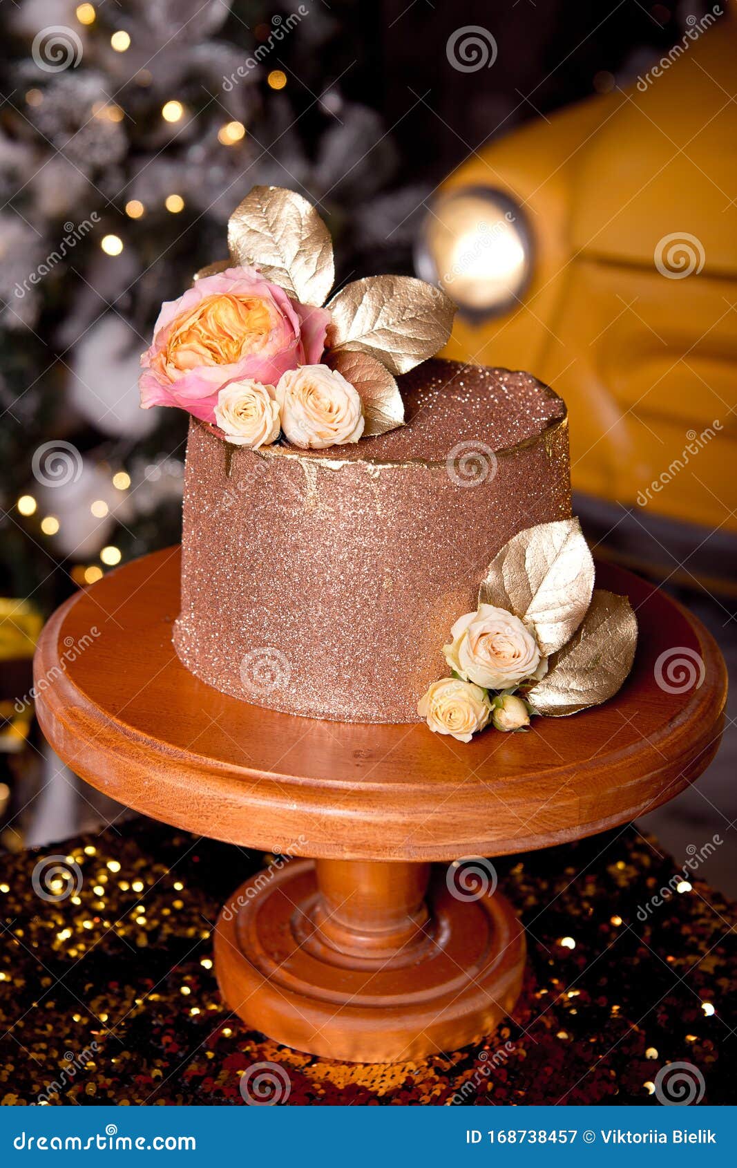 Torta De Chocolate Con Relleno De Frambuesa Y Crema De Pistacho, Decorada  Con Rosas Y Chispas De Gelatina Dorada En El Nuevo Imagen de archivo -  Imagen de tuerca, esmalte: 168738457