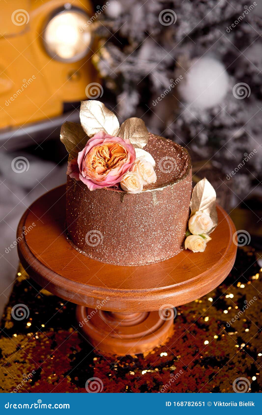 Torta De Chocolate Con Relleno De Frambuesa Y Crema De Pistacho, Decorada  Con Rosas Y Chispas De Gelatina Dorada En El Nuevo Imagen de archivo -  Imagen de brillo, capa: 168782651