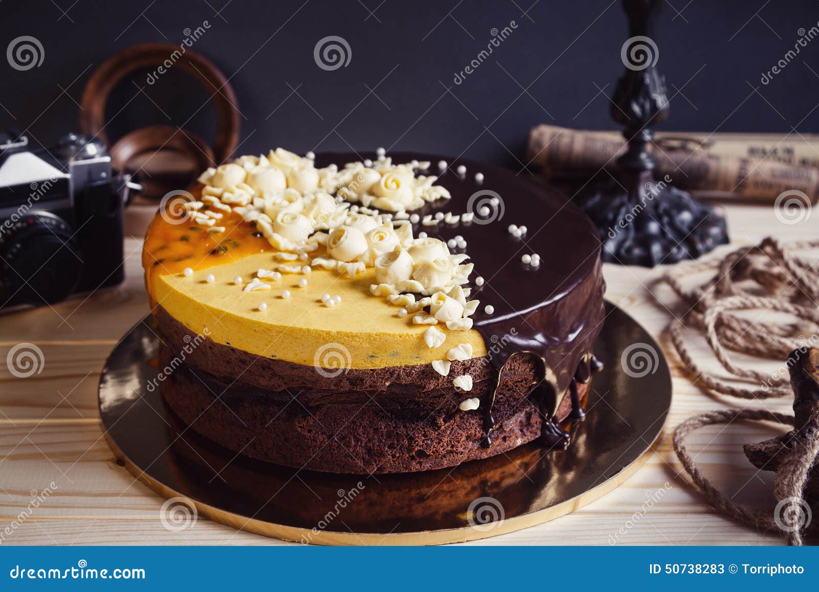 Torta De Chocolate Oscura Con Las Decoraciones De Las Flores Y La Crema  Batida Del Mango Imagen de archivo - Imagen de chocolate, torta: 50738283