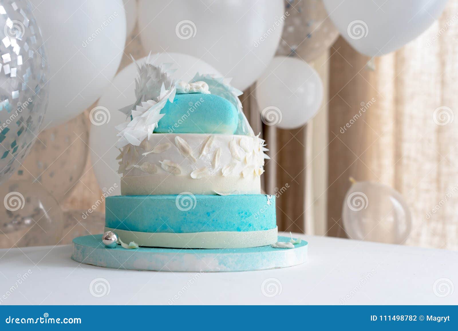 Fiesta de cumpleaños niño de un año en azul con globos y pastel, concepto  de decoración y vacaciones, bebé con pastel