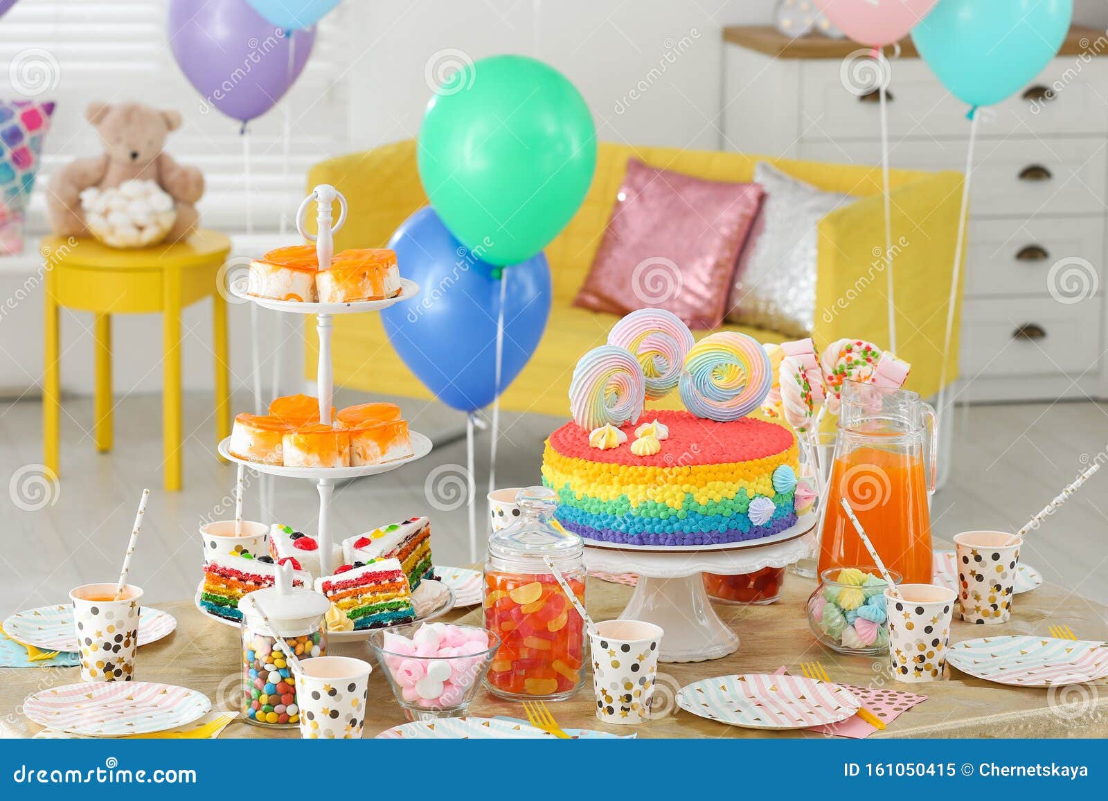 Torta De Cumpleaños Brillante Y Otros Dulces En La Mesa En La Habitación  Imagen de archivo - Imagen de hermoso, cabrito: 161050415