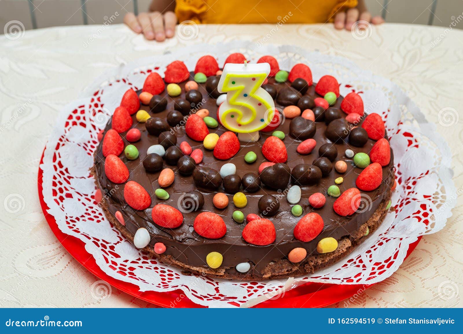 desconocido escritorio telescopio Torta De Cumpleaños De Chocolate Para Niños Imagen de archivo - Imagen de  caramelos, tortas: 162594519