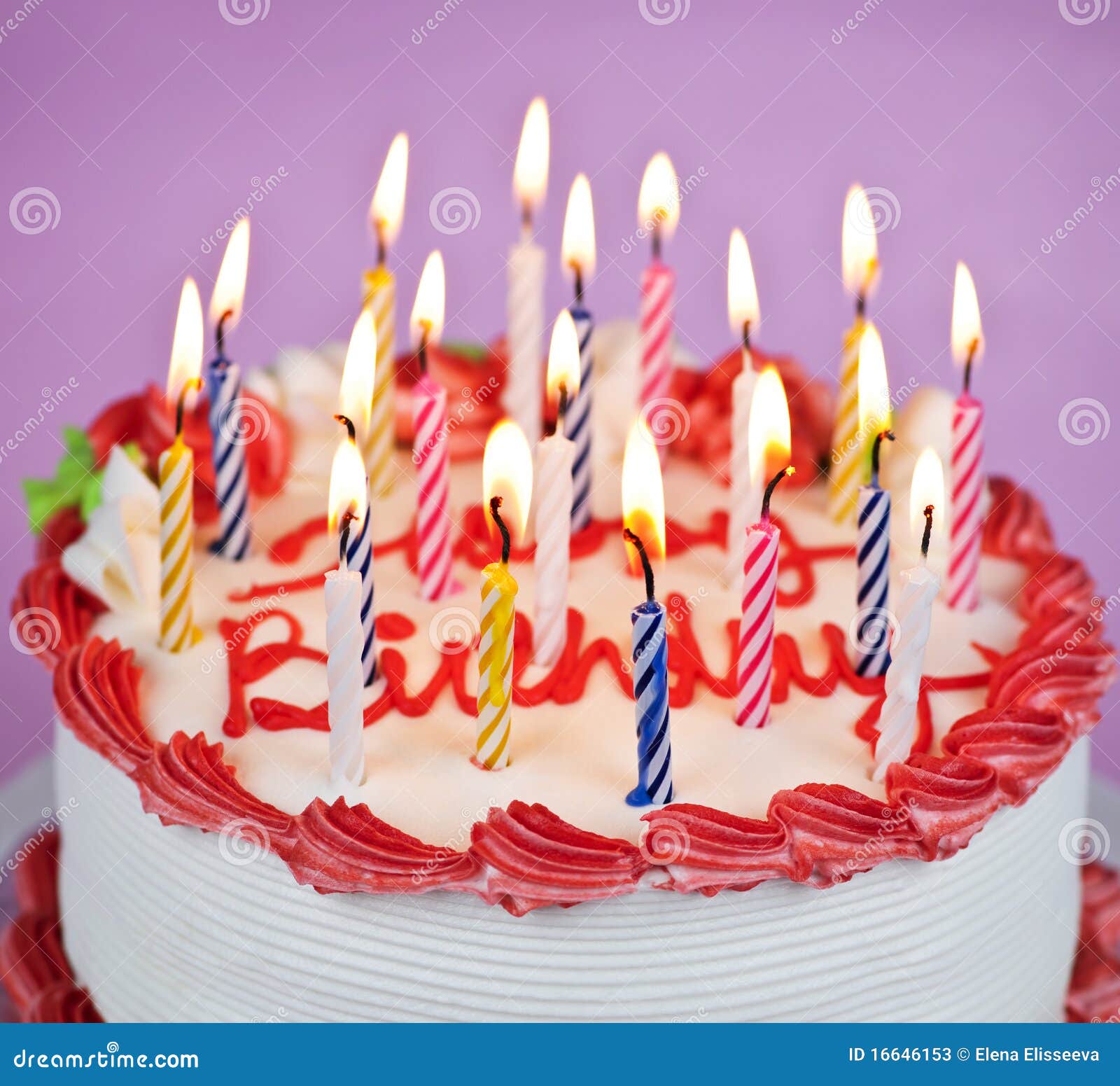 Torta De Cumpleaños Con Las Velas Encendidas Imagen de archivo - Imagen de  entero, helado: 16646153