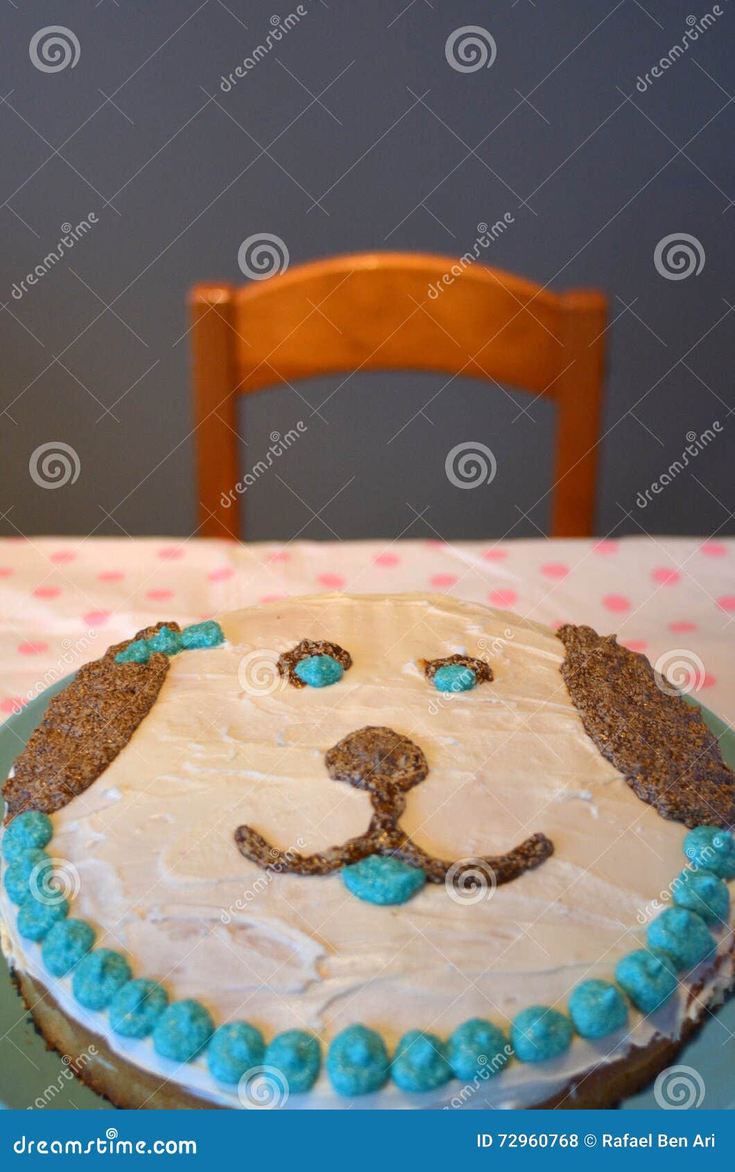 Torta De Cumpleaños Hecha En Casa En Una Forma De Una Cara Del Perro Foto  de archivo - Imagen de copia, silla: 72960768