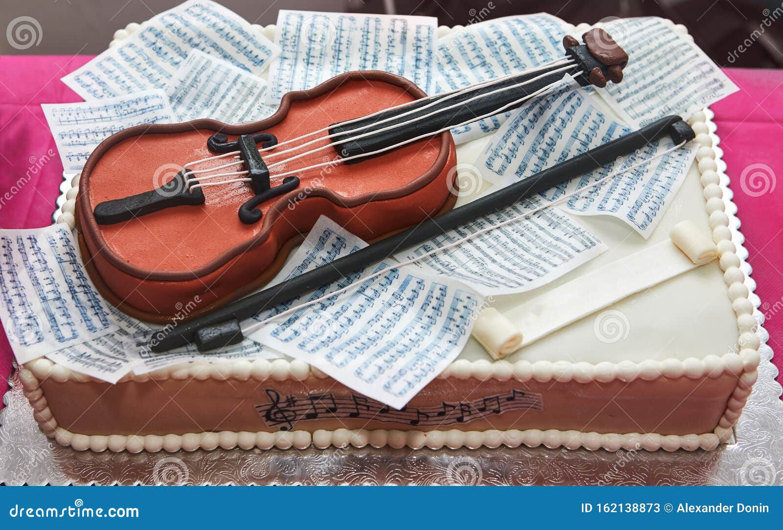 Torta De Cumpleaños Para Una Chica Con Violín Y Notas Concepto Musical Foto  de archivo editorial - Imagen de gota, truncamiento: 162138873