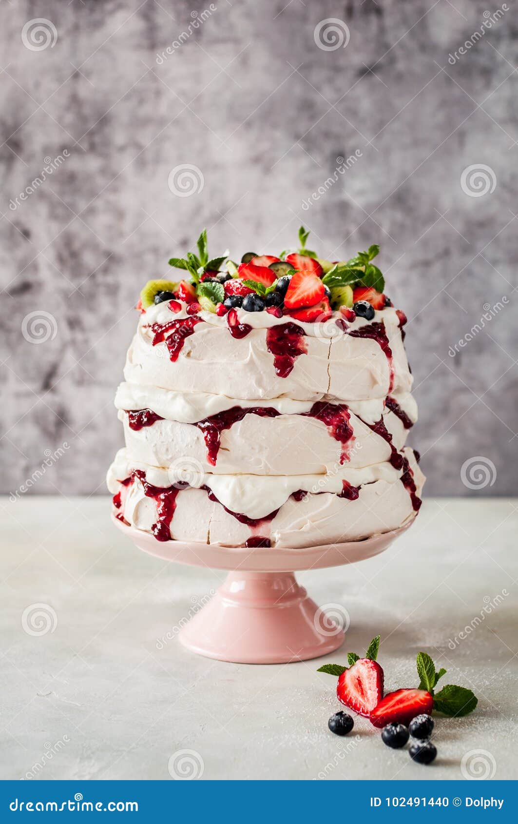 Torta De Pavlova De Tres Capas Foto de archivo Imagen de fresco