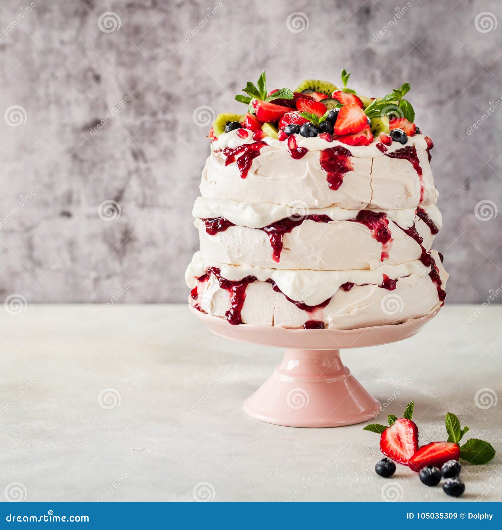 Torta De Pavlova De Tres Capas Imagen de archivo Imagen de rojo