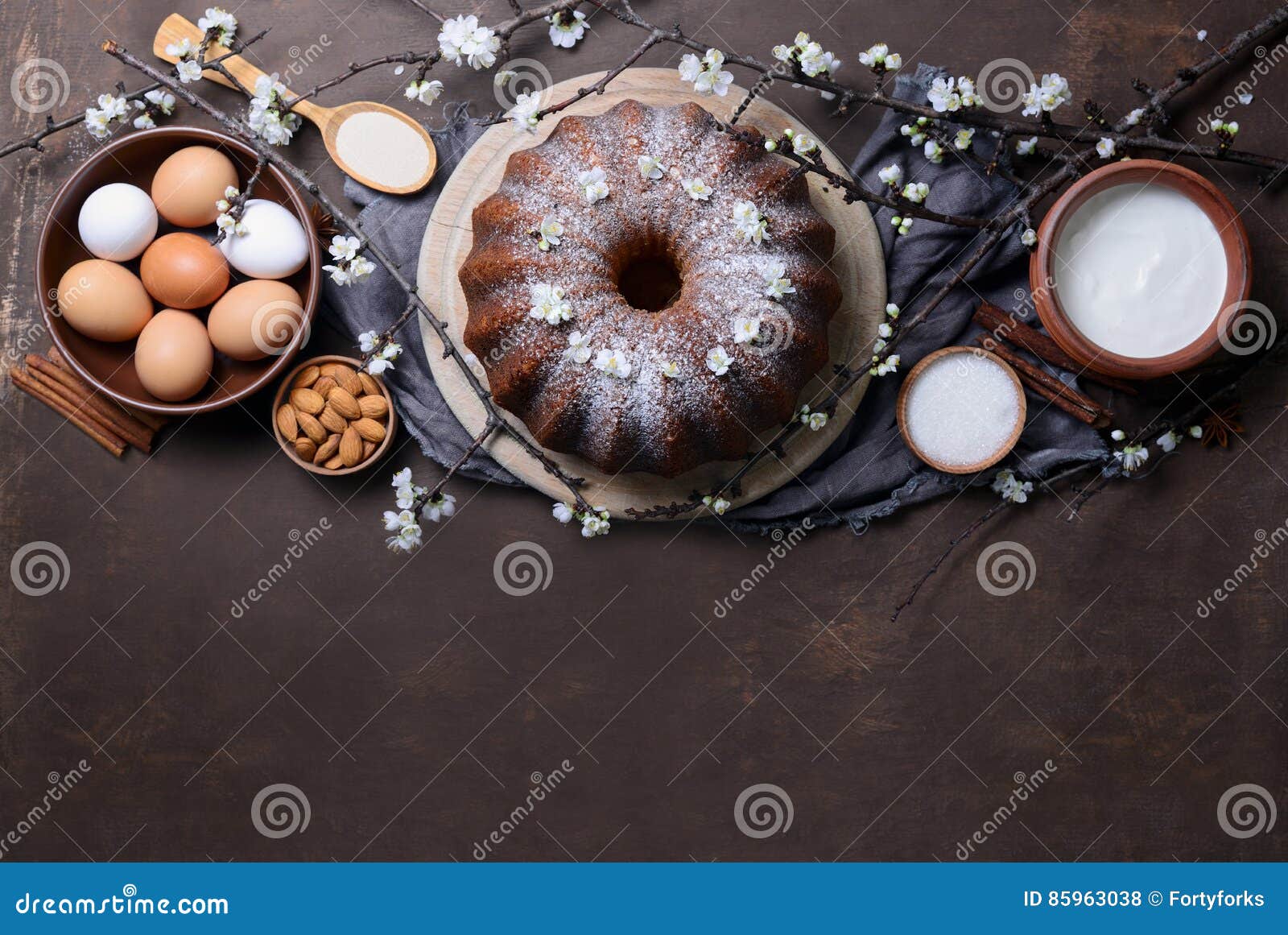 Torta del bundt de Pascua con los ingredientes. Concepto de la receta de la torta del bundt de Pascua, espacio para un texto, visión desde arriba