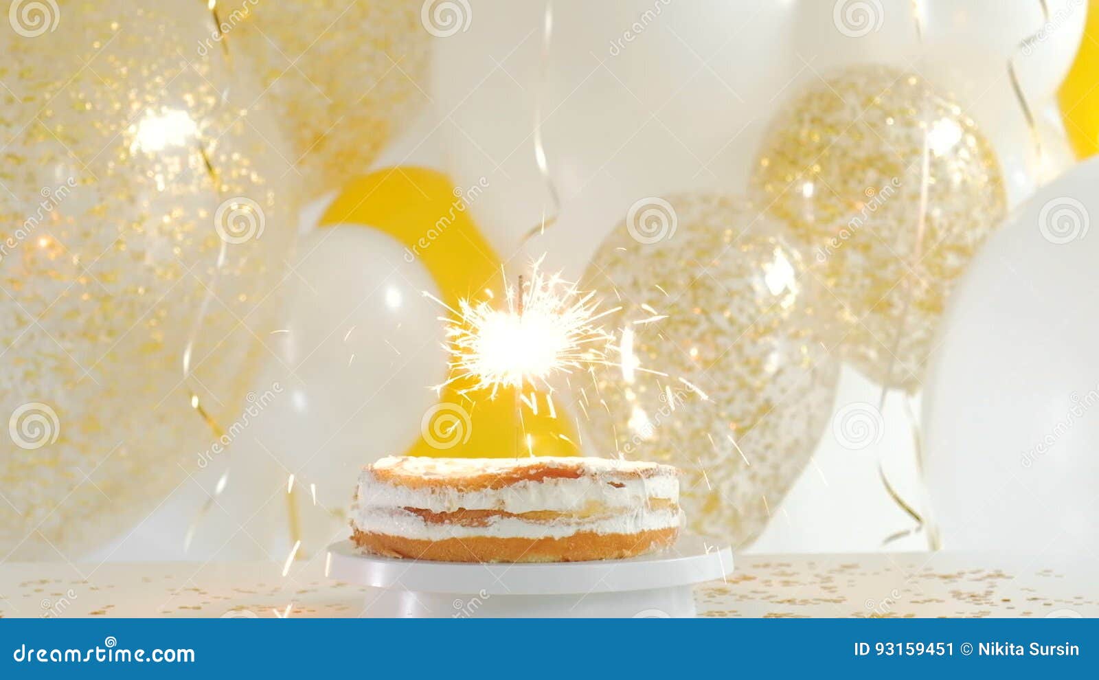 Tarjeta de invitación de cumpleaños. Tarta de cumpleaños con bengalas  Vector de Stock de ©MaryRo 95930890