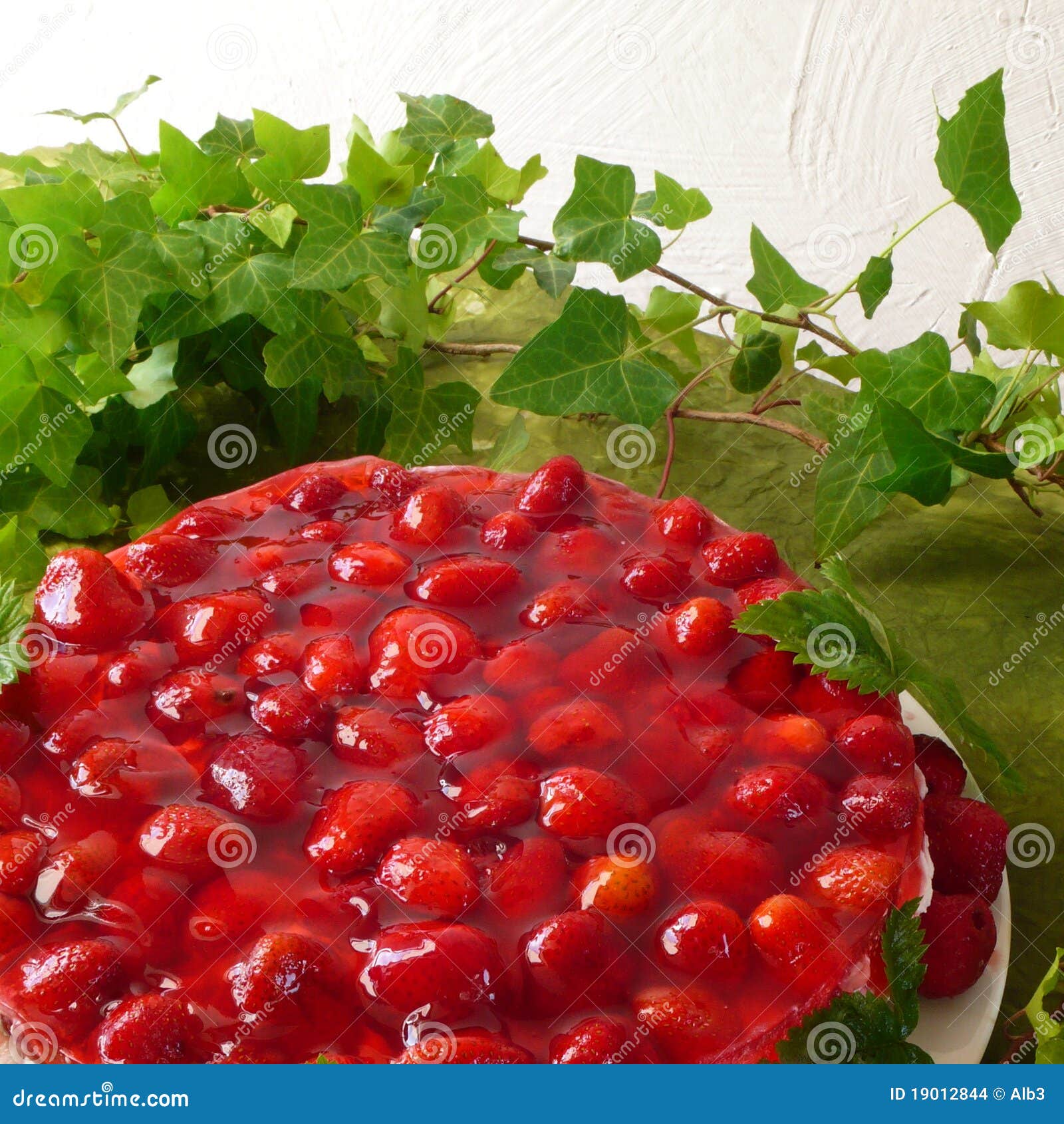 Torta della fragola. Una torta coperta di fragole in gelatina