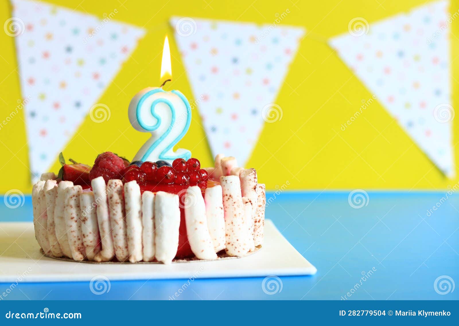 222 Torta Di Compleanno 2 Anni Foto stock - Foto stock gratuite e royalty  free da Dreamstime