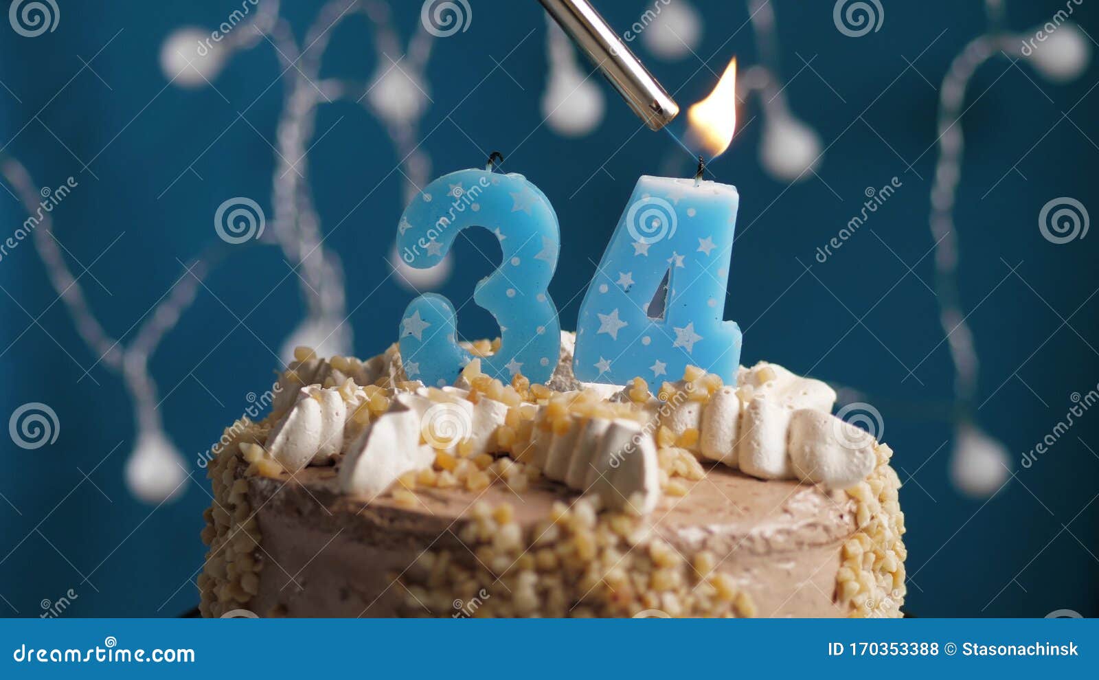 Torta Di Compleanno Con 34 Candeline Sul Fondo Blu Le Candele Vengono  Incendiate Fotografia Stock - Immagine di insieme, macro: 170353388