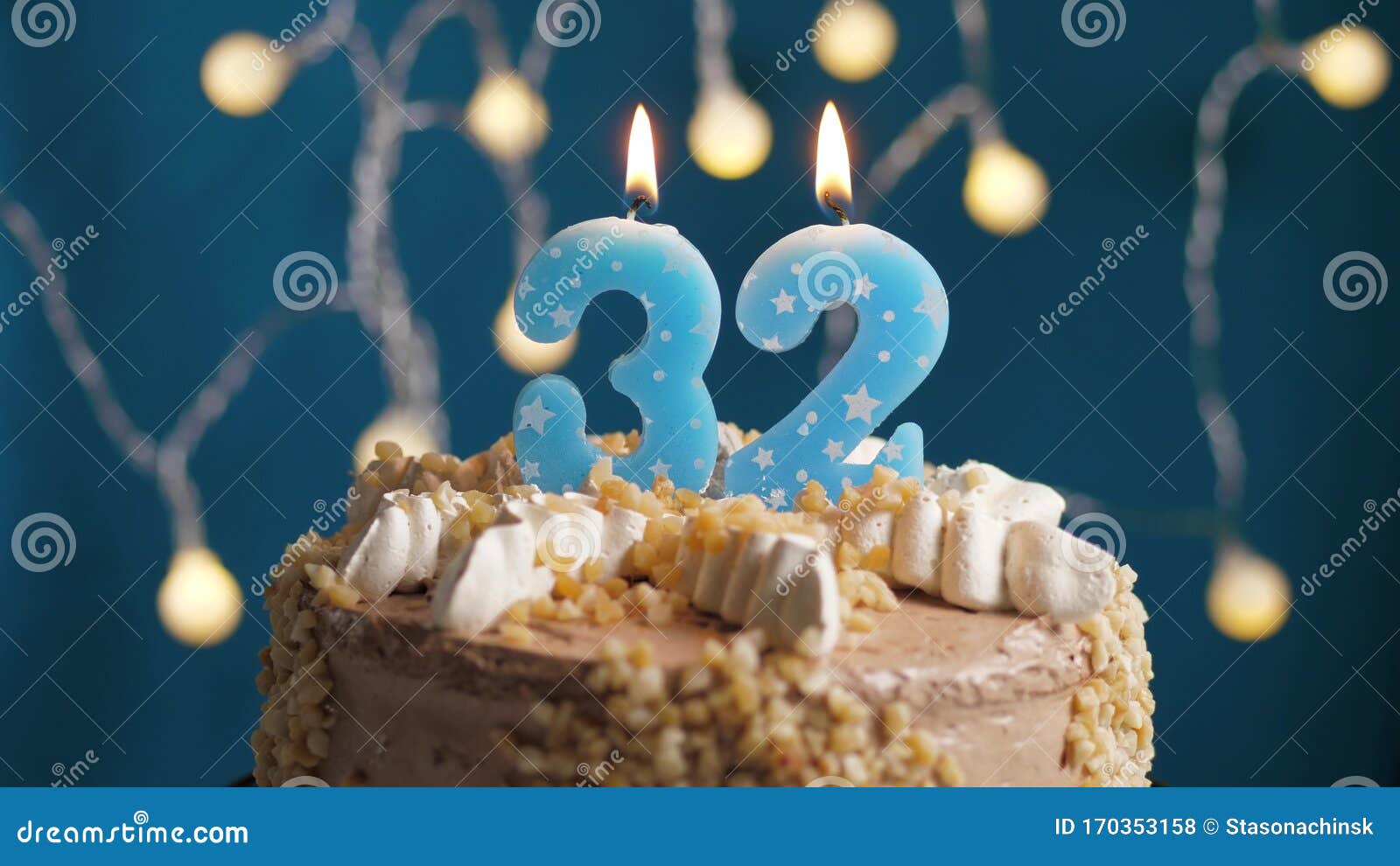 torta-di-compleanno-con-candeline-sul-fondo-blu-visualizzazione-chiusura-170353158