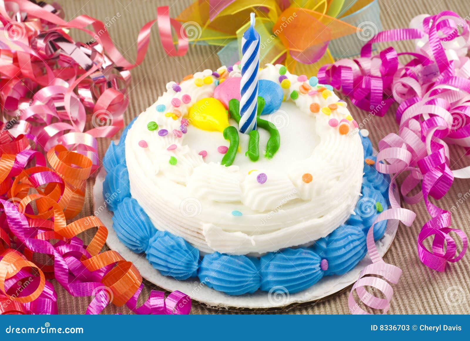 Torta di compleanno con la candela. Torta di compleanno con una candela ed il nastro riccio