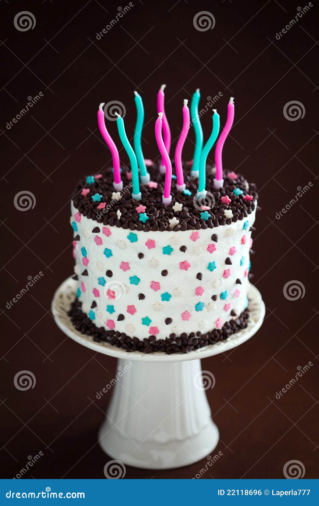 Torta Di Compleanno Con Le Candele Fotografia Stock - Immagine di bianco,  torta: 22118696