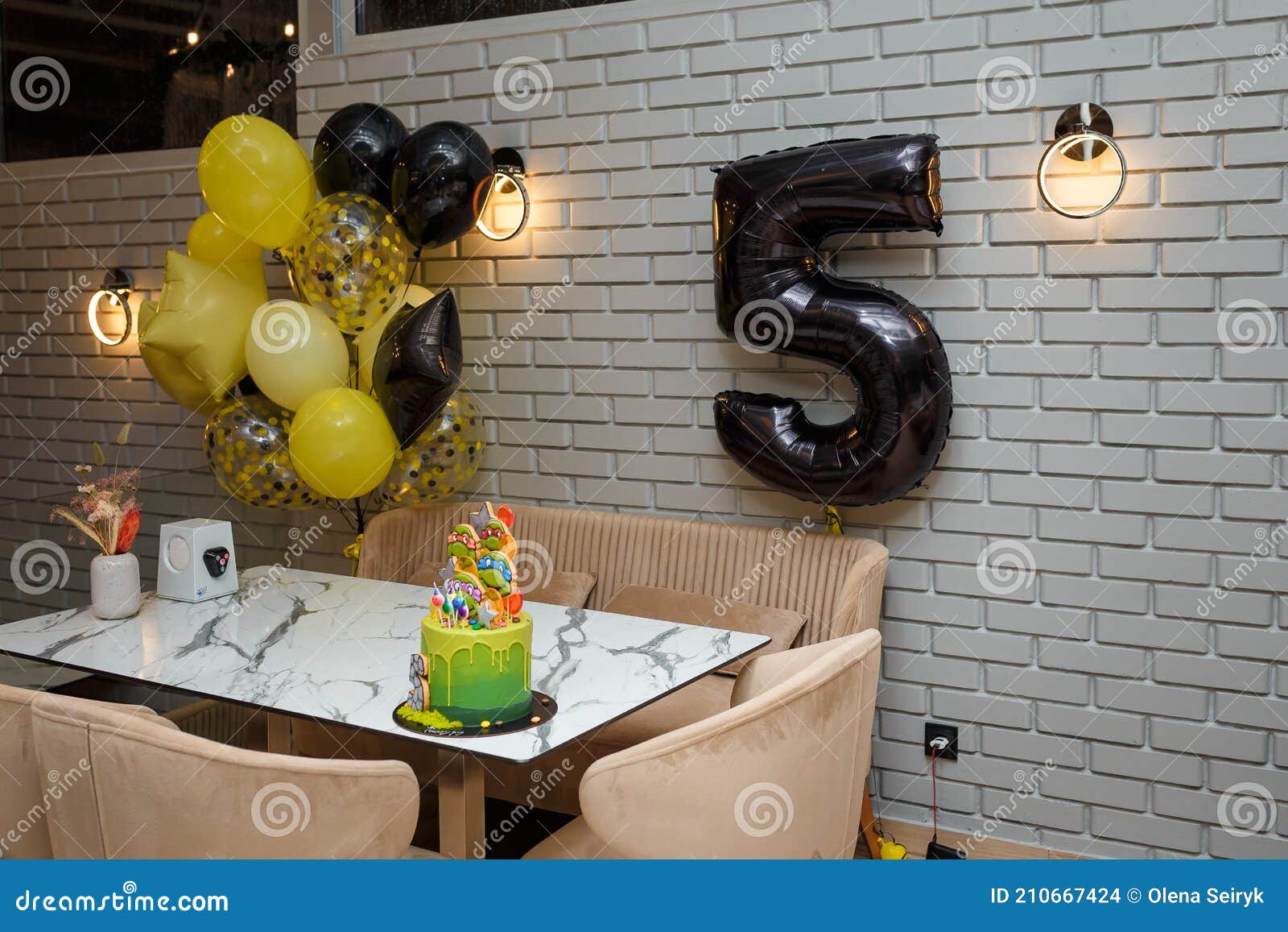 Torta Di Compleanno Con Palloncini Di Auguri Di Ninja Mutanti Adolescenti  Per Un Bambino Di 5 Anni Tema Festa Di Compleanno Immagine Stock Editoriale  - Immagine di torta, ragazzi: 210667424