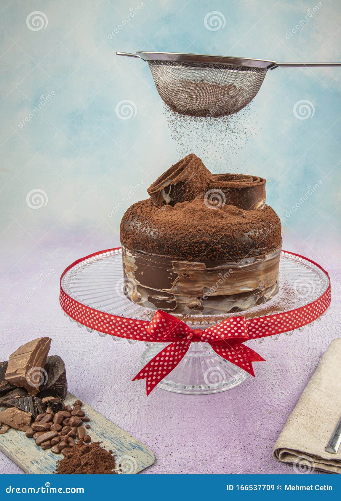 Torta Di Compleanno Torta Di Festeggiamenti Di Pasta Torte Di Cioccolato Con Ghiaccio E Cacao In Polvere Su Una Teglia Di Pepe D Immagine Stock Immagine Di Piatto Squisito 166537709