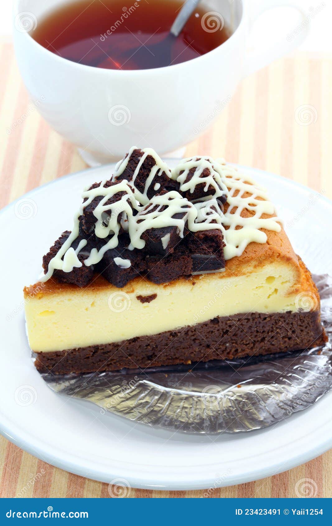 Torta di formaggio del brownie. La torta di formaggio del brownie è squisito alimentare con tè caldo.