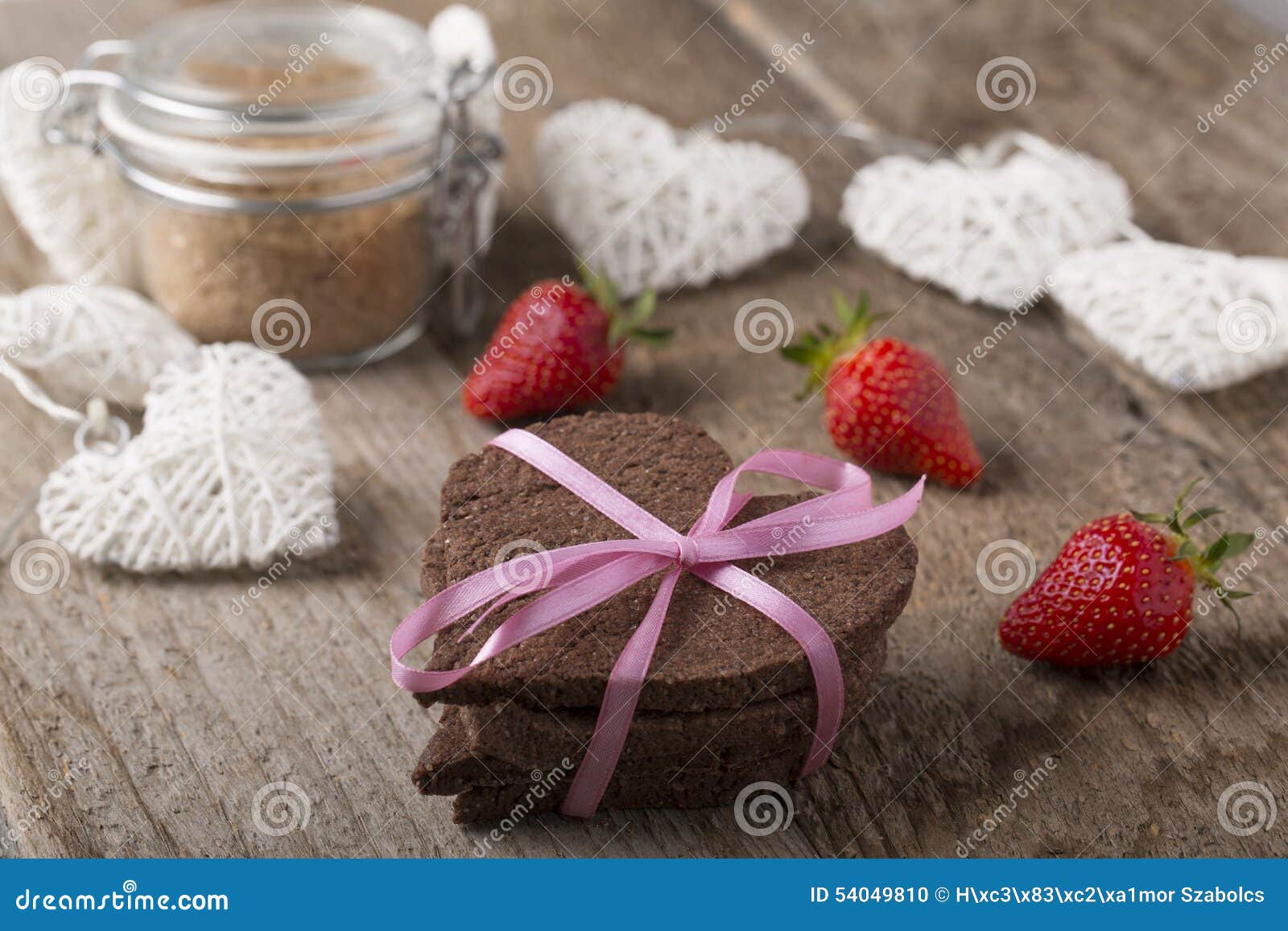 Torta en forma de corazón con la decoración. Torta en forma de corazón en el de madera con la decoración