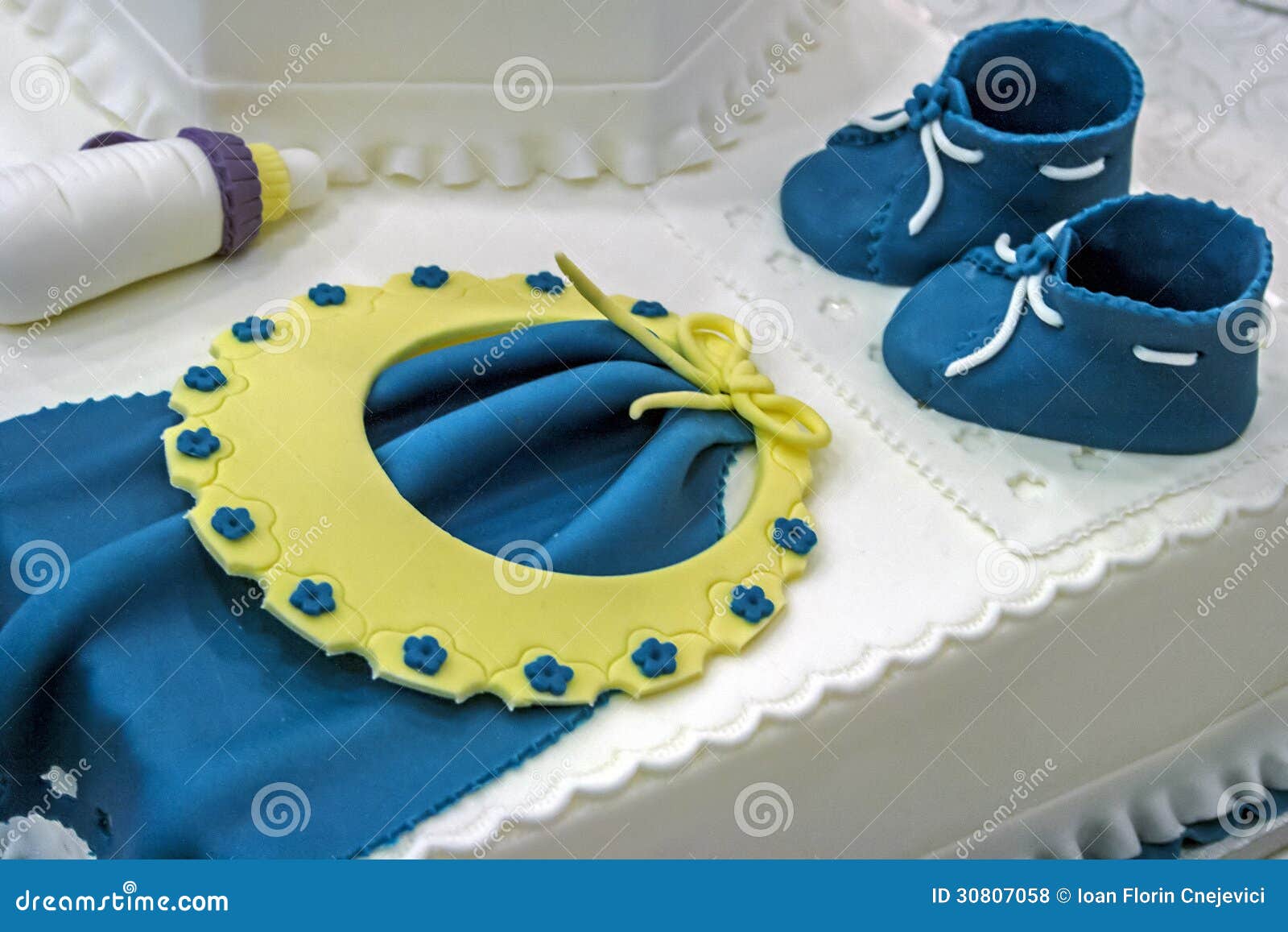 Torta Para El Bautizo. Detalle 1 Foto de archivo - Imagen de leche,  acontecimiento: 30807058, image size:1600x1157