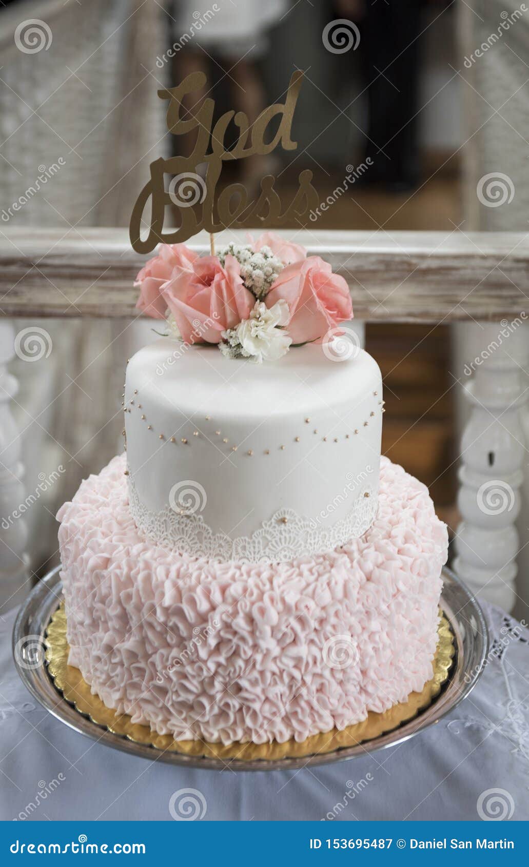 Torta Para La Muchacha Del Bautizo Adornado Con Las Rosas Imagen De Archivo Imagen De Delicado Ceremonia