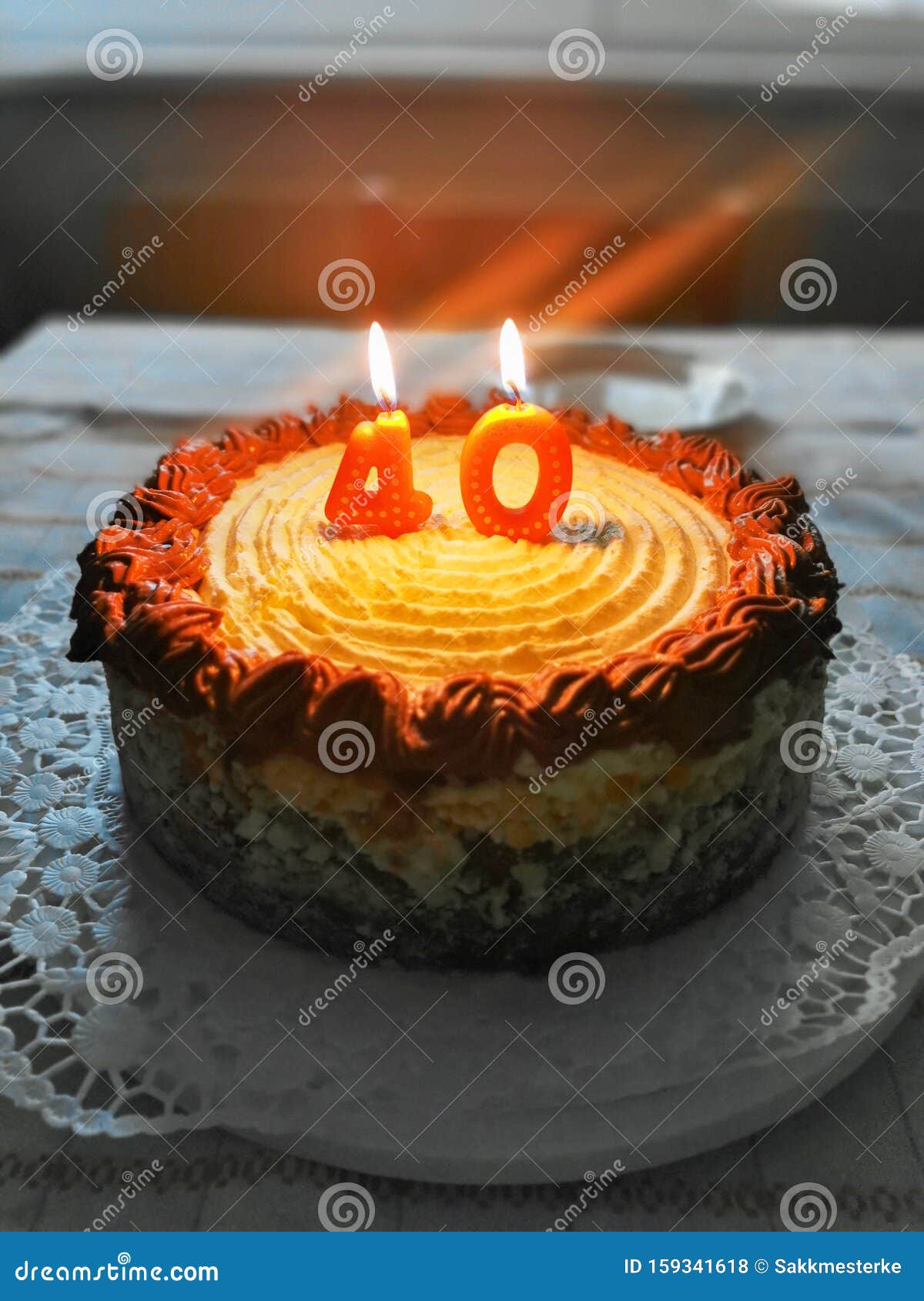 Torta Per 40 Anni Con Candele Fotografia Stock - Immagine di anno, età:  159341618