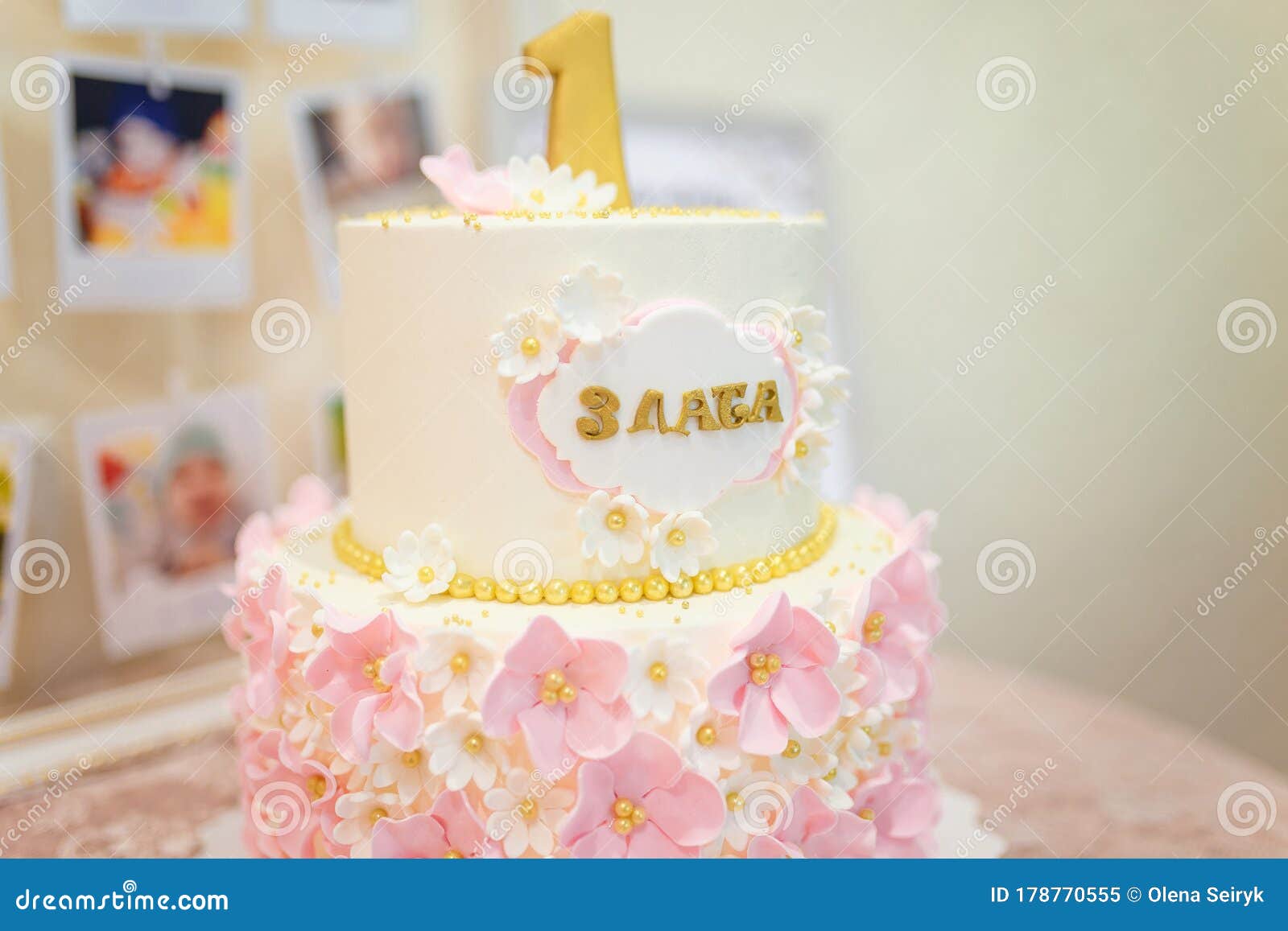 Torta Per Ragazze Con Fiori Di Crema Rosa E Numero 1. Primo Compleanno Di  Un Anno Immagine Stock - Immagine di numero, fiori: 178770555