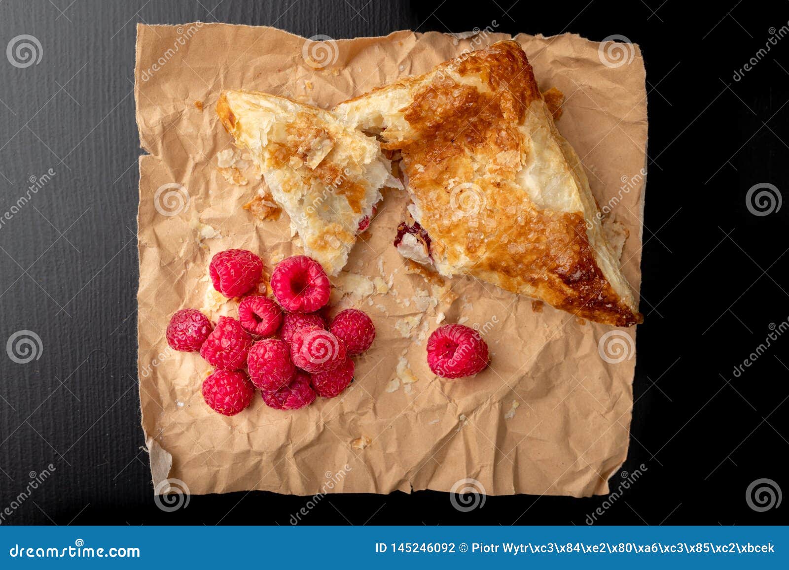 Torta sabrosa con los pasteles del shortcrust con la fruta Frambuesas y torta frescas en el papel gris Fondo oscuro