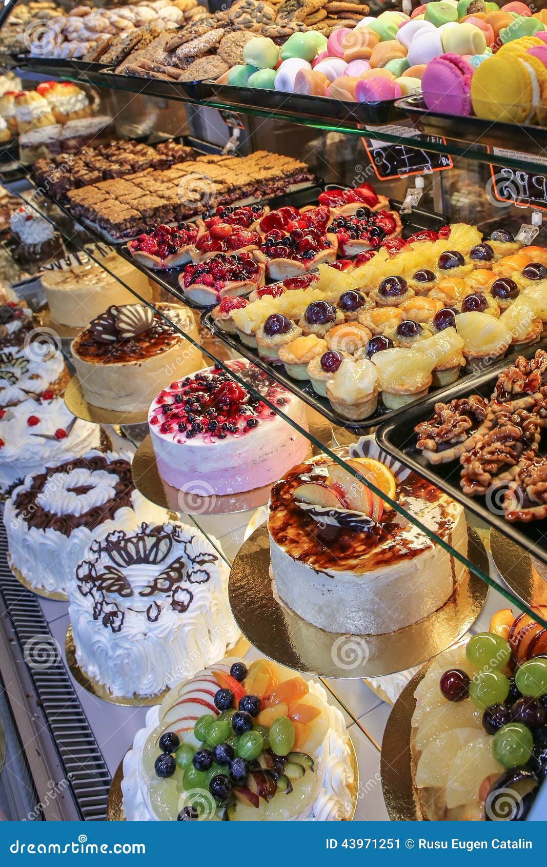 Tortas De La Confitería Del Estante Imagen de archivo Imagen de