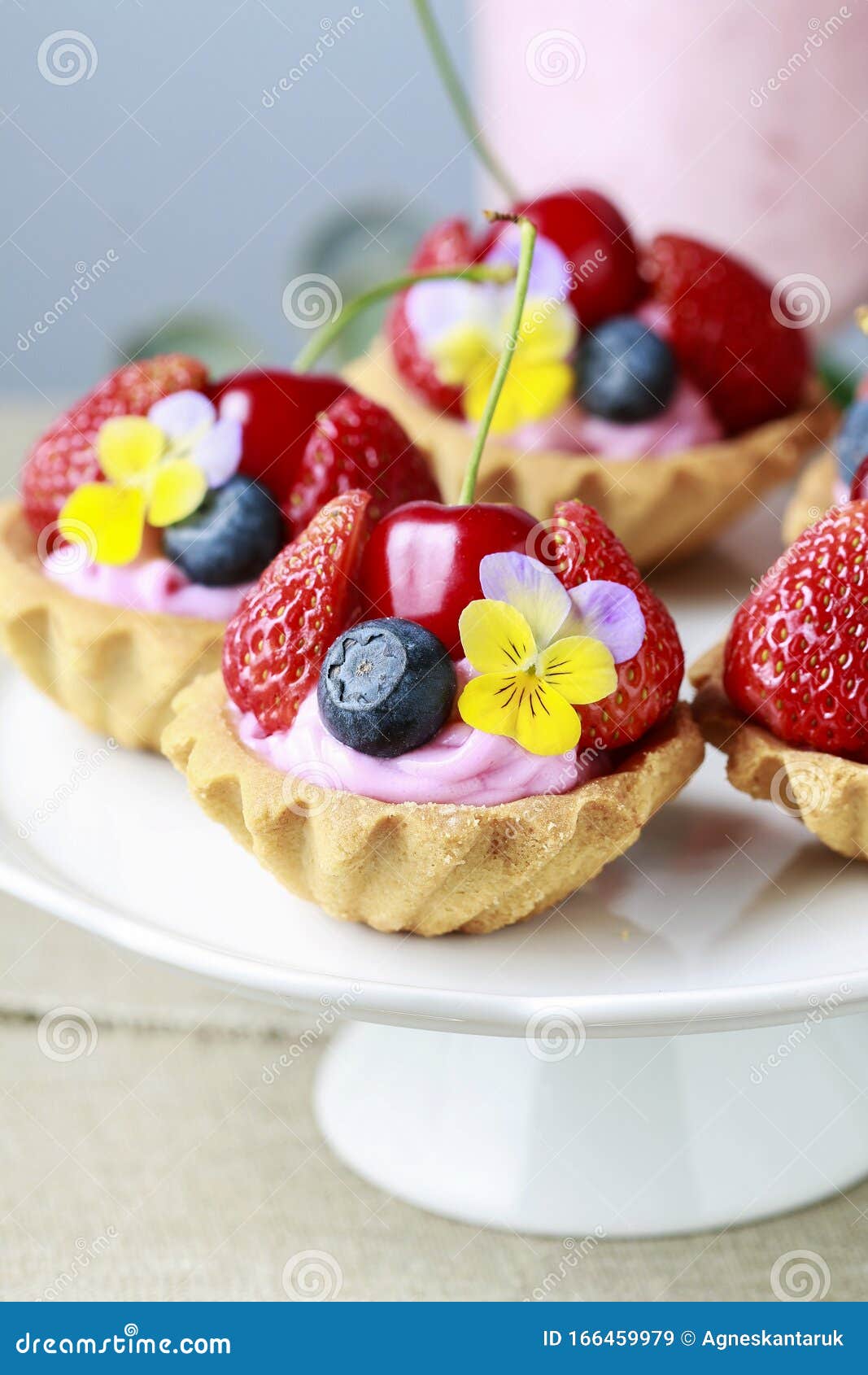 Torte Con Frutta Fresca E Fiori Commestibili Immagine Stock