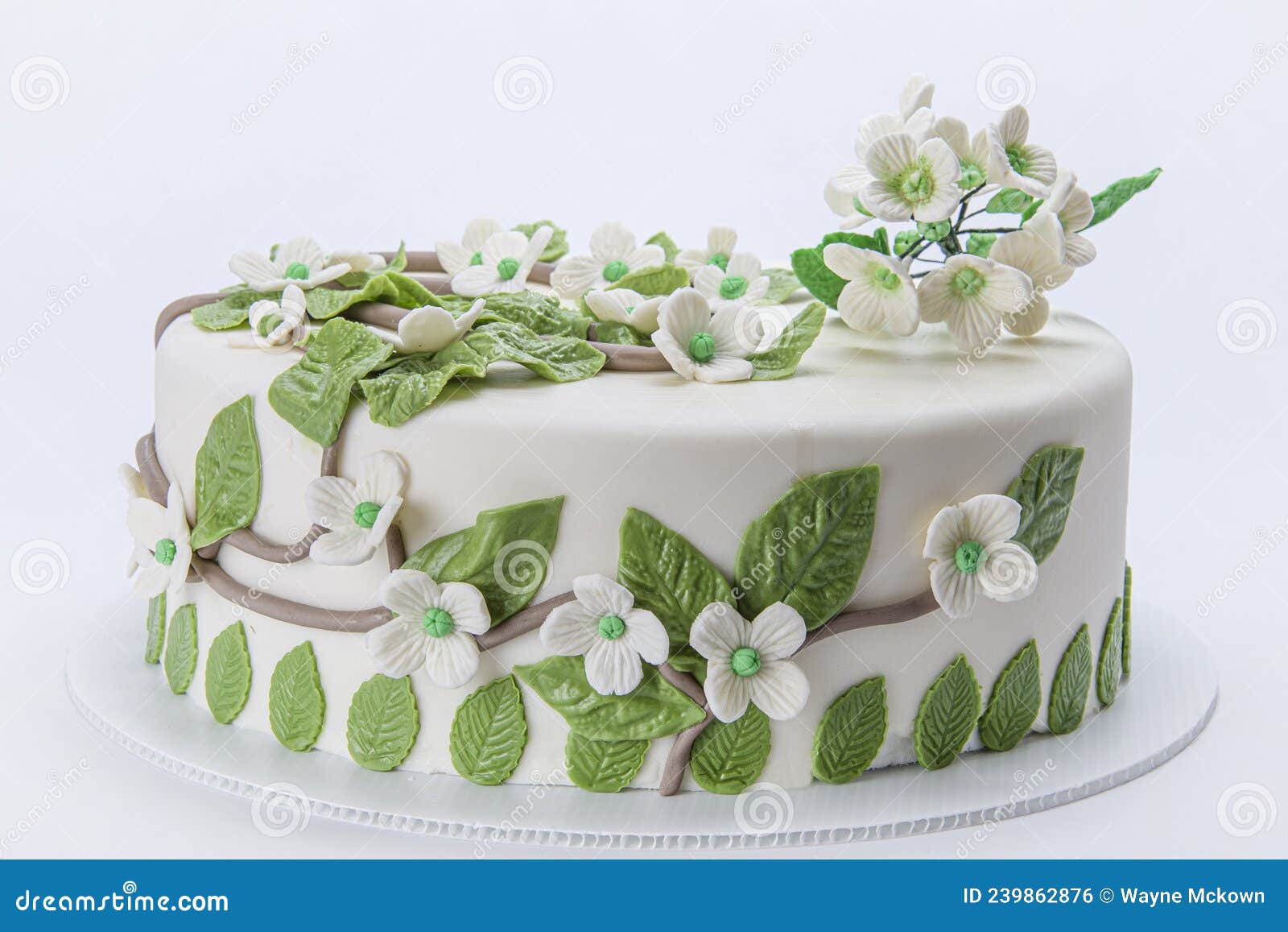 Torte Decorate Con Fiori Di Zucchero Fotografia Stock - Immagine di dolce,  cioccolato: 239862876