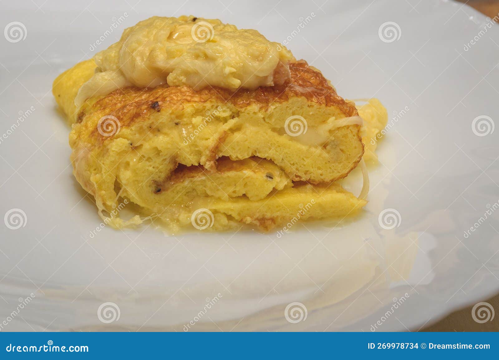 Tortilla casera con queso foto de archivo. Imagen de blanco 269978734