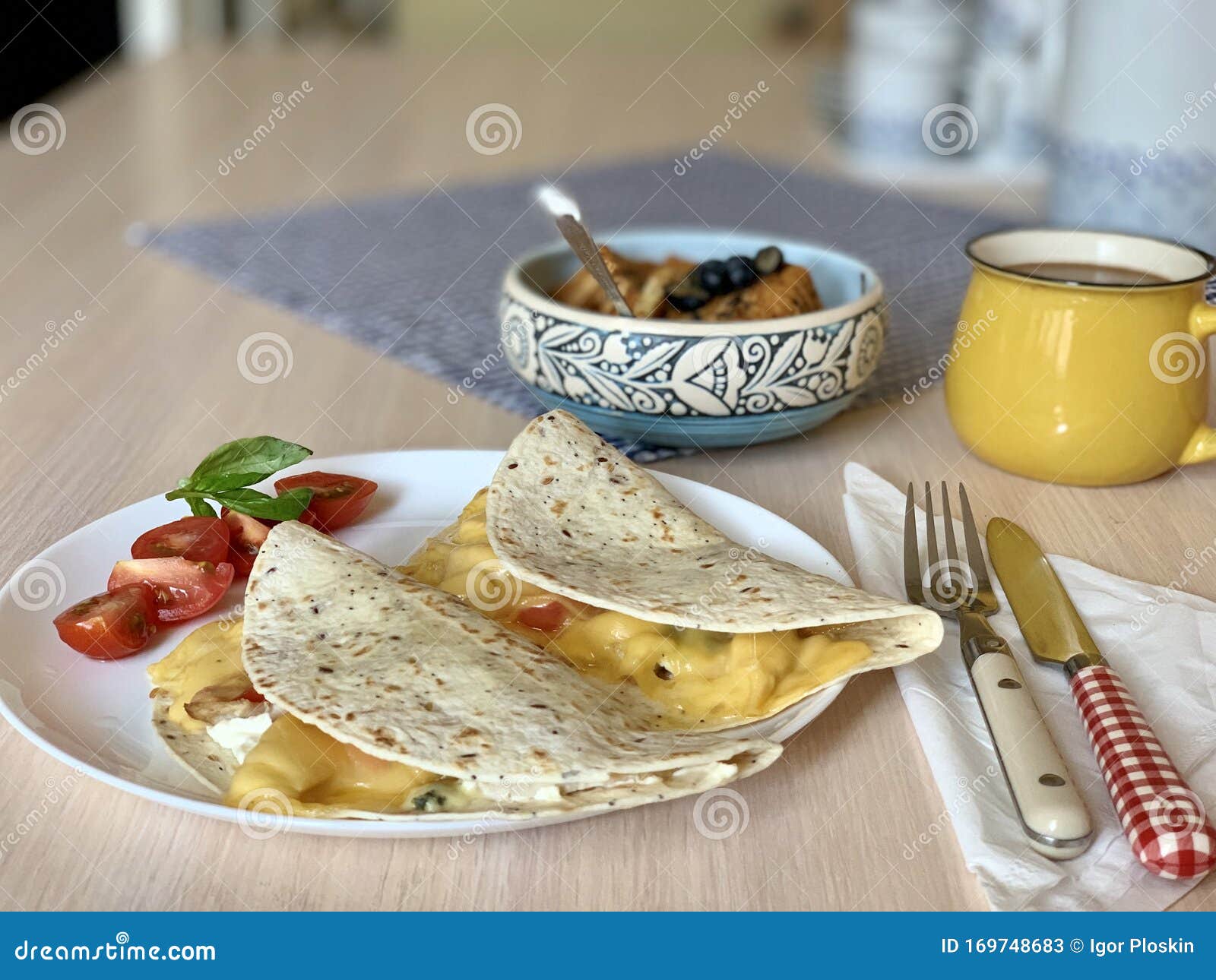 Tortilla casera con queso imagen de archivo. Imagen de queso 169748683