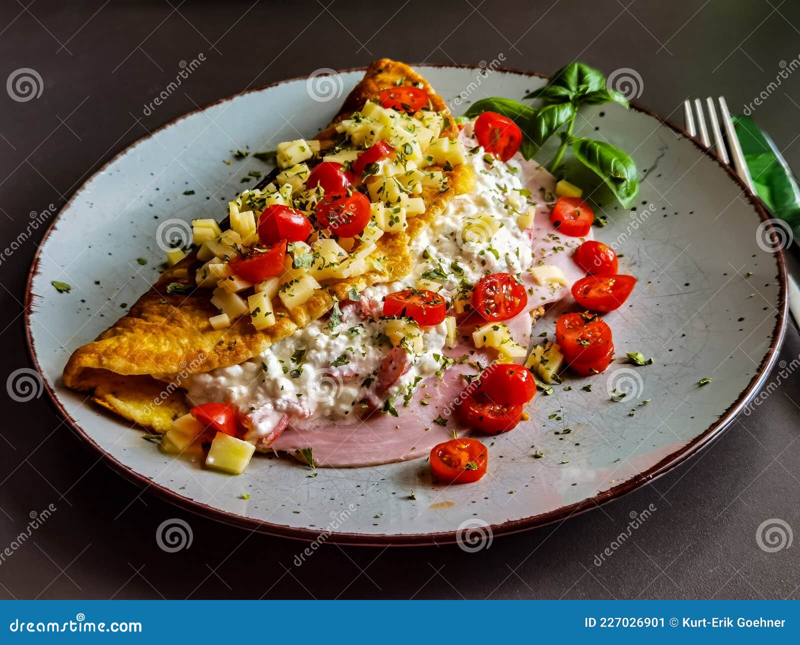 Tortilla Con Queso Crema Y Tomates Imagen de archivo Imagen de