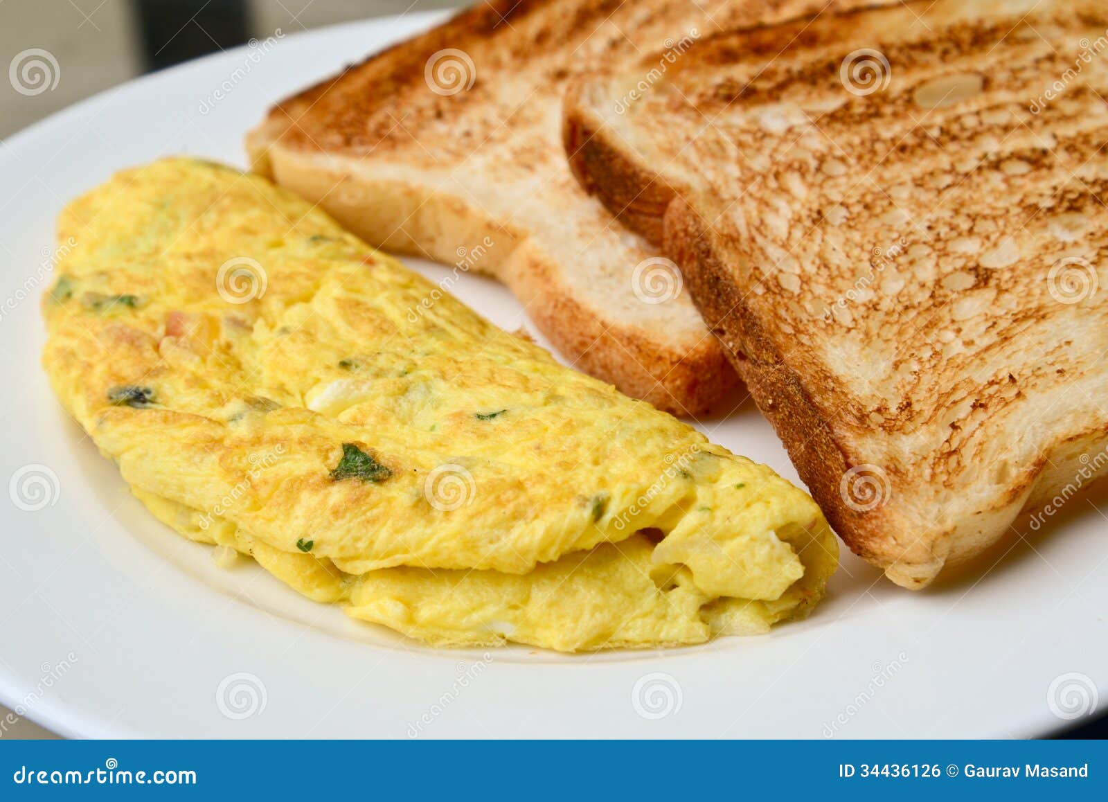 Tortilla De Huevo Con Tortilla De Huevo Asada Con Tostada Blanca Foto