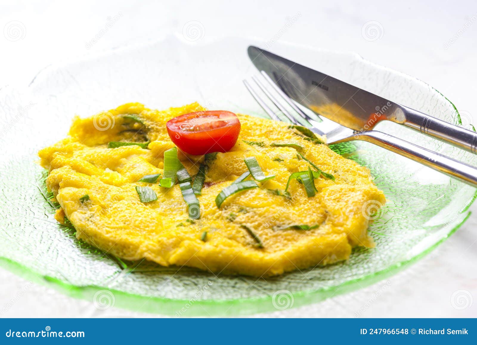Tortilla De Huevo Con Cebolla De Primavera Y Tomate Foto de archivo