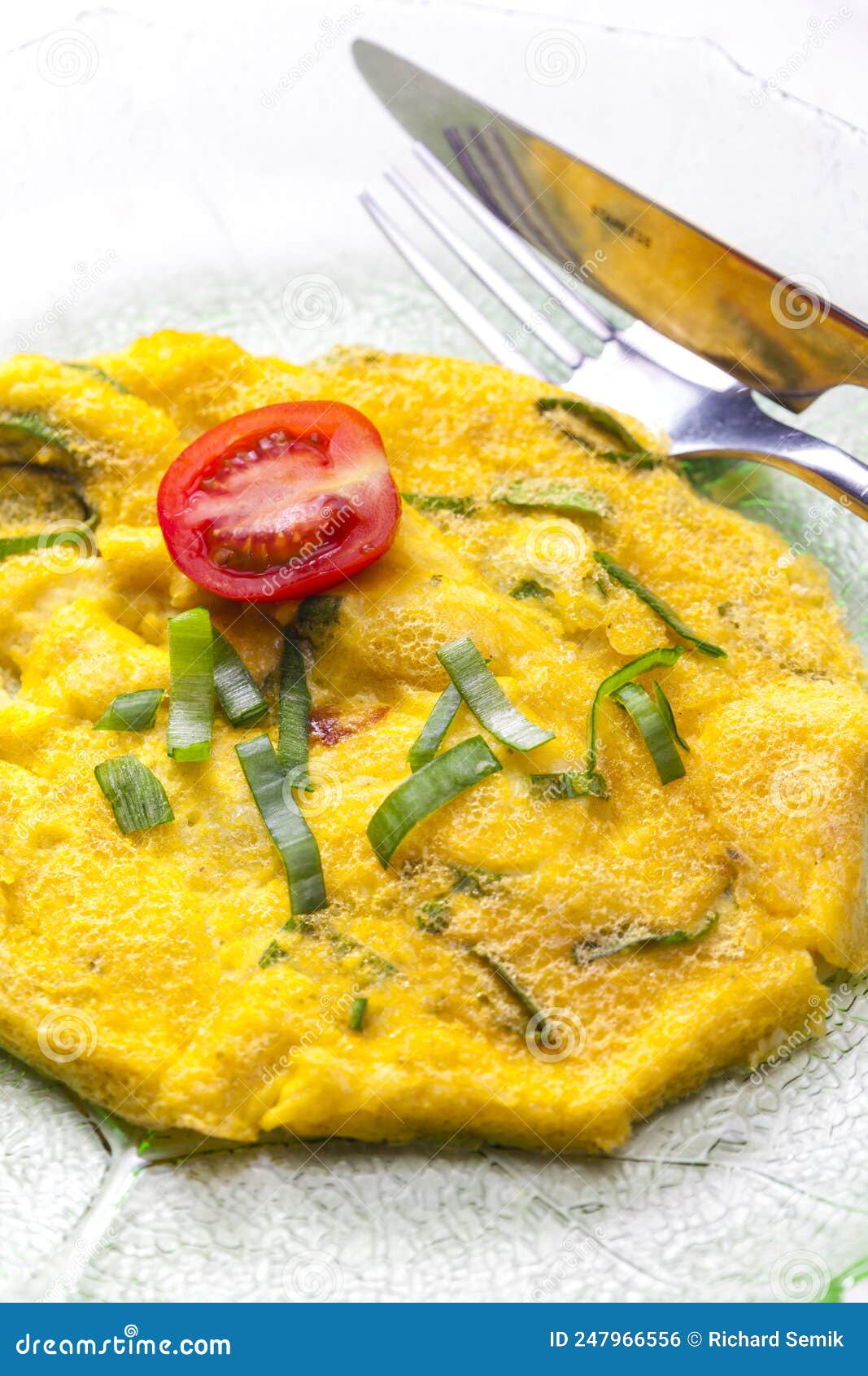 Tortilla De Huevo Con Cebolla De Primavera Y Tomate Foto de archivo