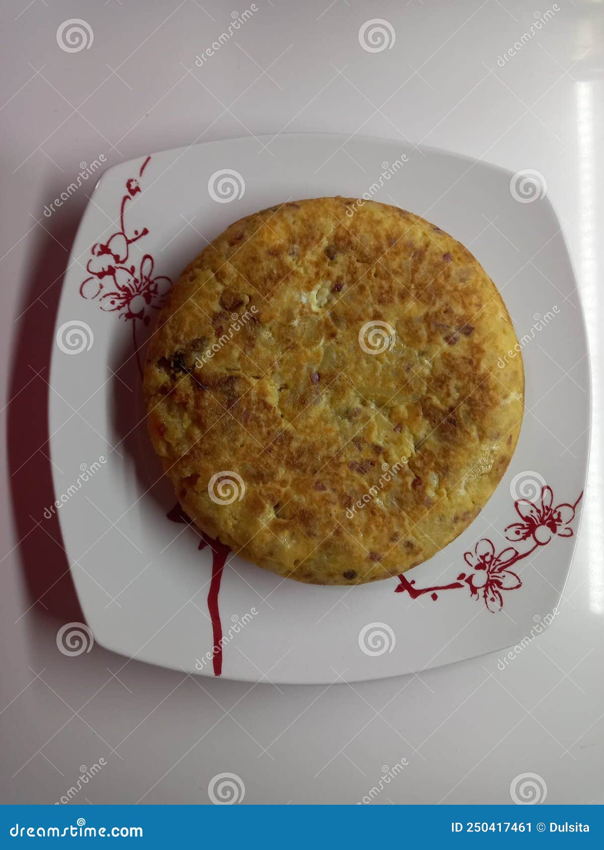 tortilla de patatas con cebolla ,plato tÃÂ­pico de espaÃÂ±a