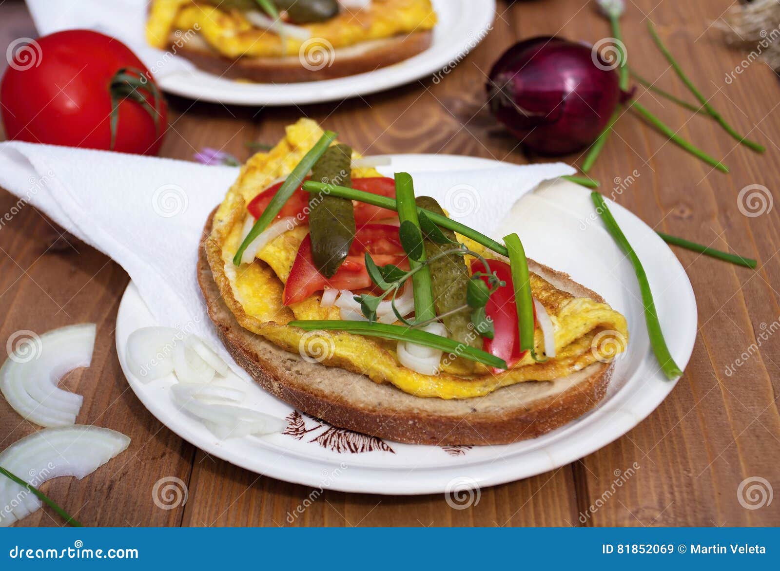 Tortilla del huevo con pan imagen de archivo. Imagen de comer 81852069