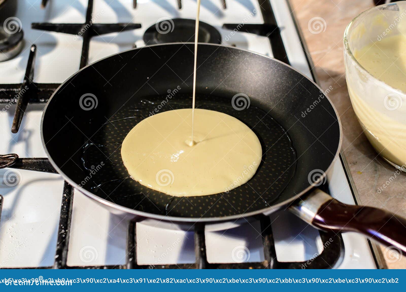 Tortitas De Cocina En Una Sartén. Imagen de archivo - Imagen de  mantequilla, alimento: 245364391