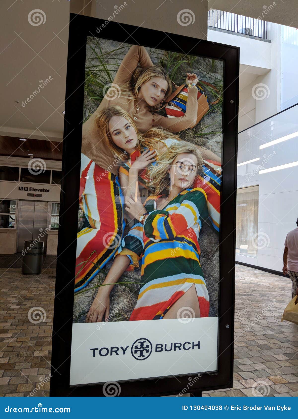 Tory Burch Ad in Ala Moana Mall Editorial Stock Photo - Image of modern,  american: 130494038