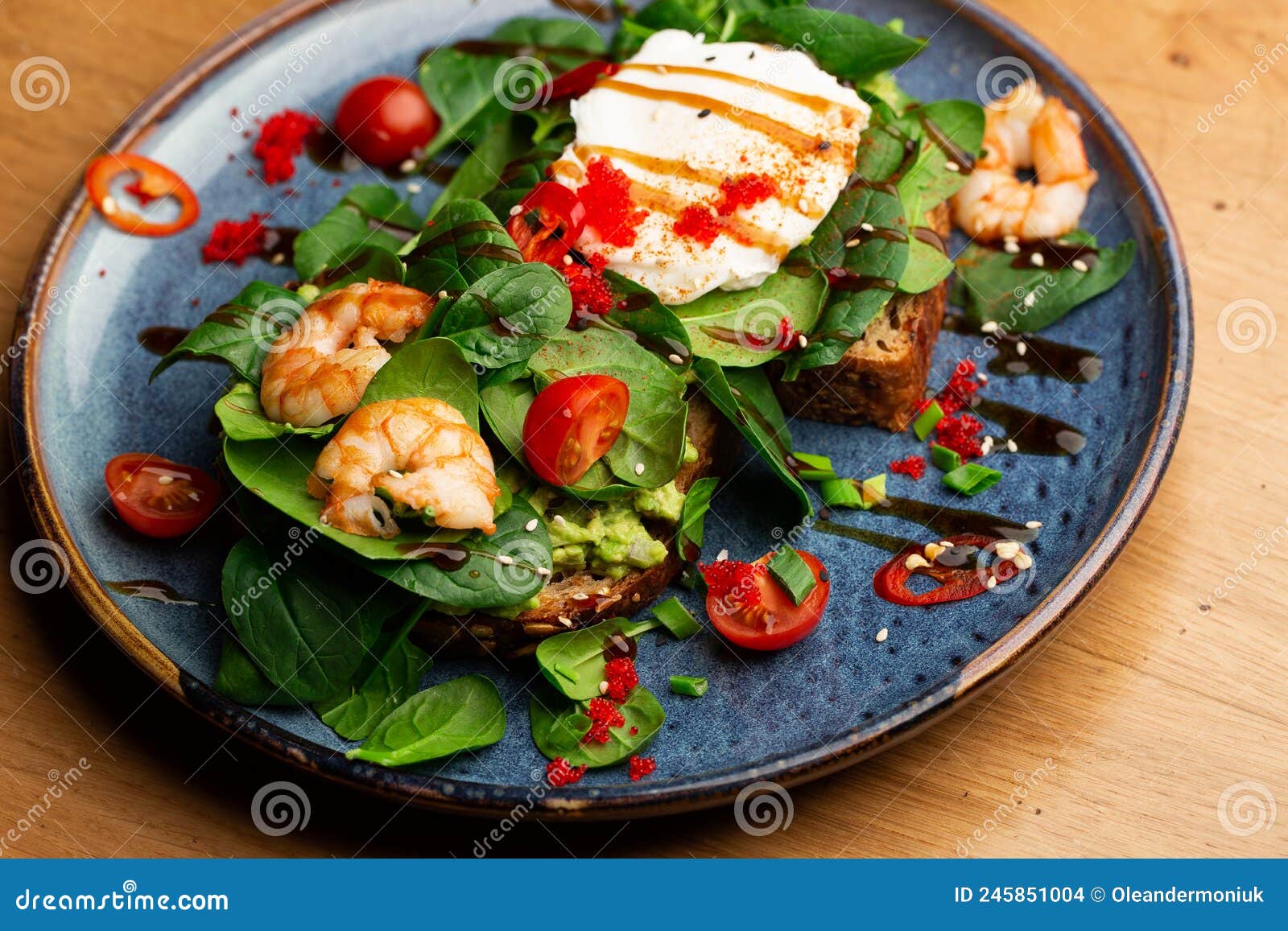 Tostadas De Pan De Trigo Sarraceno Con Un Huevo Pochado, Un Aguacate En  Rodajas, Tomates De Gambas Y Lechuga. Menú Dietético. Paro Foto de archivo  - Imagen de verde, bagueta: 245851004