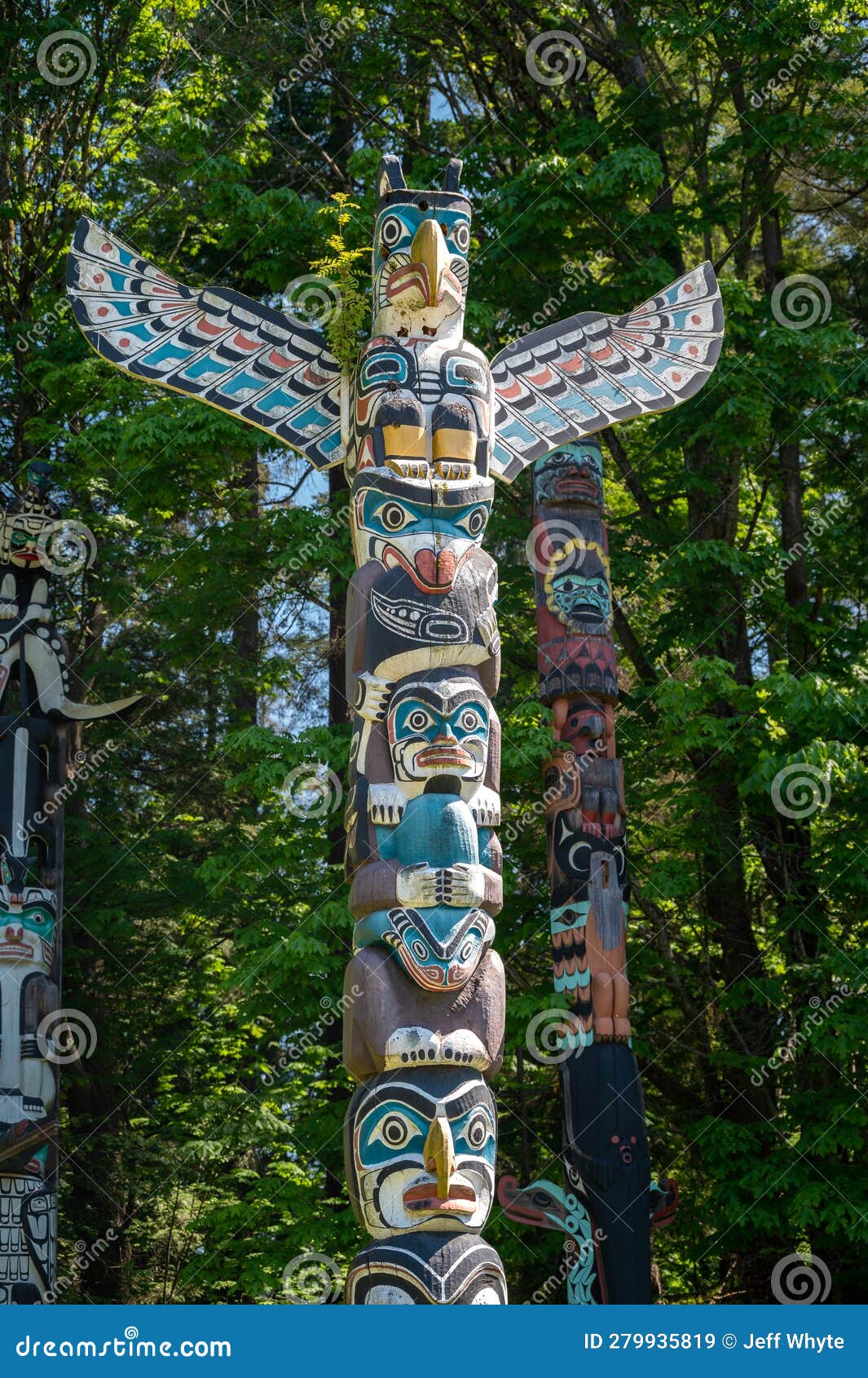 Totem Poles in Beautiful Stanley Park Editorial Stock Image - Image of ...